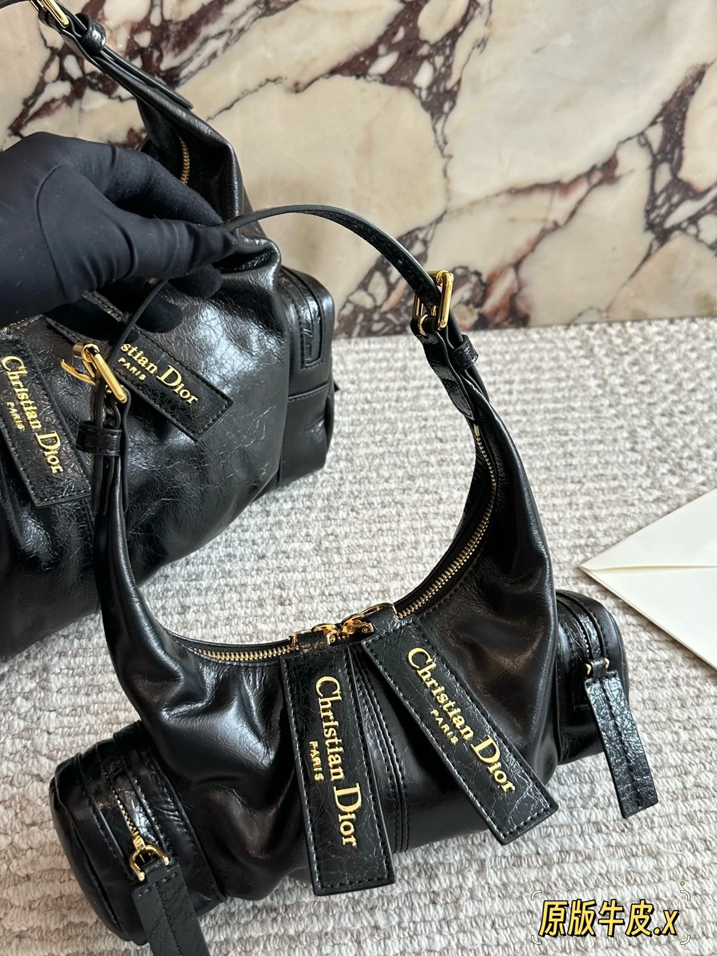 💰260 配盒 秋冬新款DiorGrandtour从日常通勤,到约会逛街,再到短途旅行,Dior最新款 Grandtour堪称六边形战士,超级酷! 黑色褶皱牛皮革,触感柔软,光泽细腻,自带低调奢华的气质 可调节的皮革肩带设计超贴心 无论是单肩背还是斜挎,都能轻松驾驭,适配各种场合与穿搭风格, 这包时髦又能装#24*11