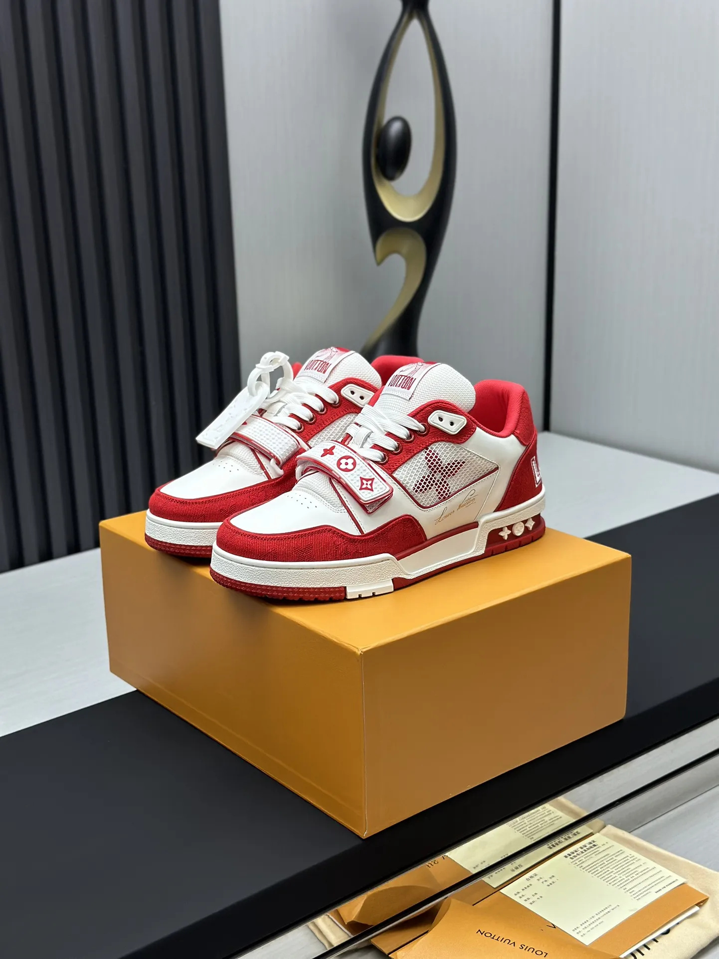 工厂直销¥300💰顶级版本 LV-路易威登-经典走秀新款 空胶工艺·原版1:1开发复刻!!上脚非常舒适 奢侈用料,做工精细,中底印有欧洲制造英文字母 鞋面由意大利进口小牛皮拼接,侧边饰有品牌LOGO标志及签名,最新乳胶垫脚➕网布内里,脚感超舒适。原厂特供原版双色TPU组合大底。套包工艺 固特异缝合锁边 面料:独家定制头层牛皮 配件:独家私模Vuitton 标识, 内里:定制丝滑网里-头层丝绸牛皮内里 大底:TPU组合大底耐磨防滑防黄 垫脚:新款乳胶垫-网纱吸汗 专柜工艺:全电脑针车拉线 鞋头 后套 冷热定型 全套拉帮套楦中低logo花纹 专柜包装 -鞋带 证书 卡片 说明书 合格证 防尘袋 全网最齐包装 女款35-40男款38-46(38/46订做不退换!