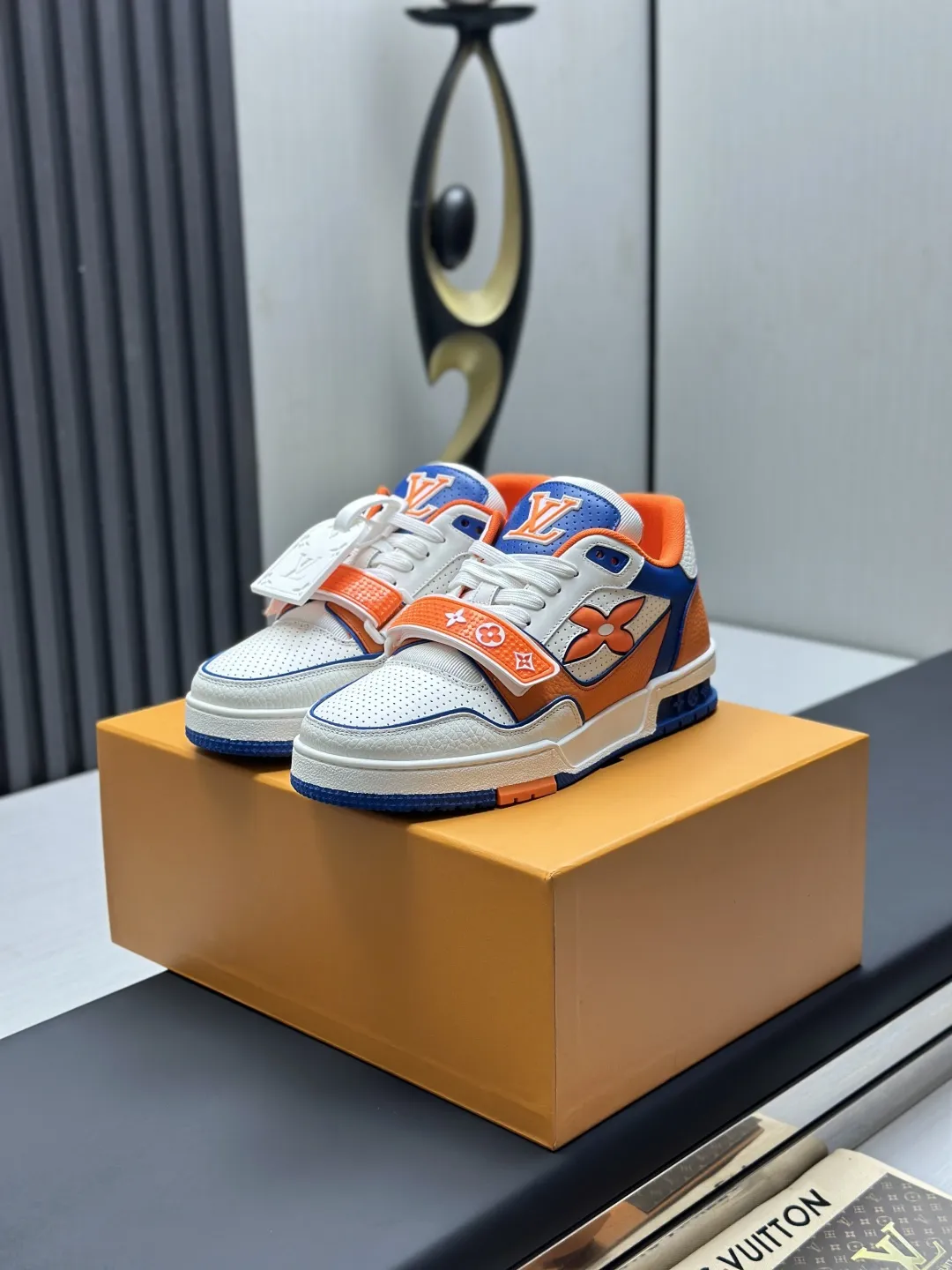 工厂直销&yen;300💰顶级版本 LV-路易威登-经典走秀新款 空胶工艺&middot;原版1：1开发复刻！！上脚非常舒适 奢侈用料，做工精细，中底印有欧洲制造英文字母 鞋面由意大利进口小牛皮拼接，侧边饰有品牌LOGO标志及签名，最新乳胶垫脚➕网布内里，脚感超舒适。原厂特供原版双色TPU组合大底。套包工艺 固特异缝合锁边 面料:独家定制头层牛皮 配件:独家私模Vuitton 标识， 内里:定制丝滑网里-头层丝绸牛皮内里 大底:TPU组合大底耐磨防滑防黄 垫脚:新款乳胶垫-网纱吸汗 专柜工艺:全电脑针车拉线 鞋头 后套 冷热定型 全套拉帮套楦中低logo花纹 专柜包装 -鞋带 证书 卡片 说明书 合格证 防尘袋 全网最齐包装 女款35-40男款38-46（38/46订做不退换！