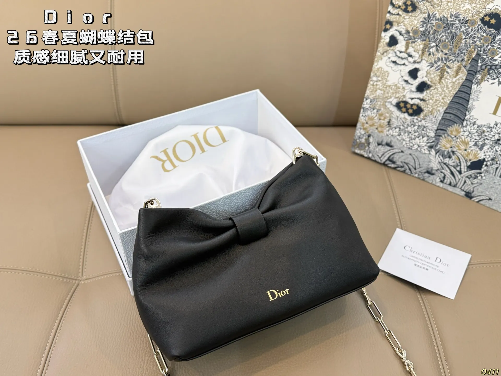 ¥240配盒 迪奥 Dior 2026春夏蝴蝶结包 质感细腻又耐用。正面立体蝴蝶结设计,优雅又俏皮整体简约精致,法式浪漫氛围感拉满,是2026春夏系列超亮眼单品!尺寸22 14