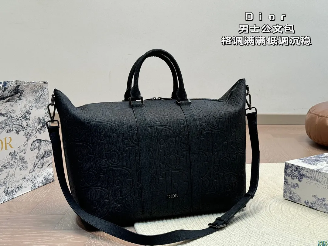 ¥340 迪奥Dior男士公文包 格调满满,自带一股低调沉稳儒雅的气息! 版型挺阔,很有型!越用越有沉淀的味道! 更加低调、沉稳!! 可单肩可斜挎,不分年龄不分身高!实用百搭!尺寸:40 30