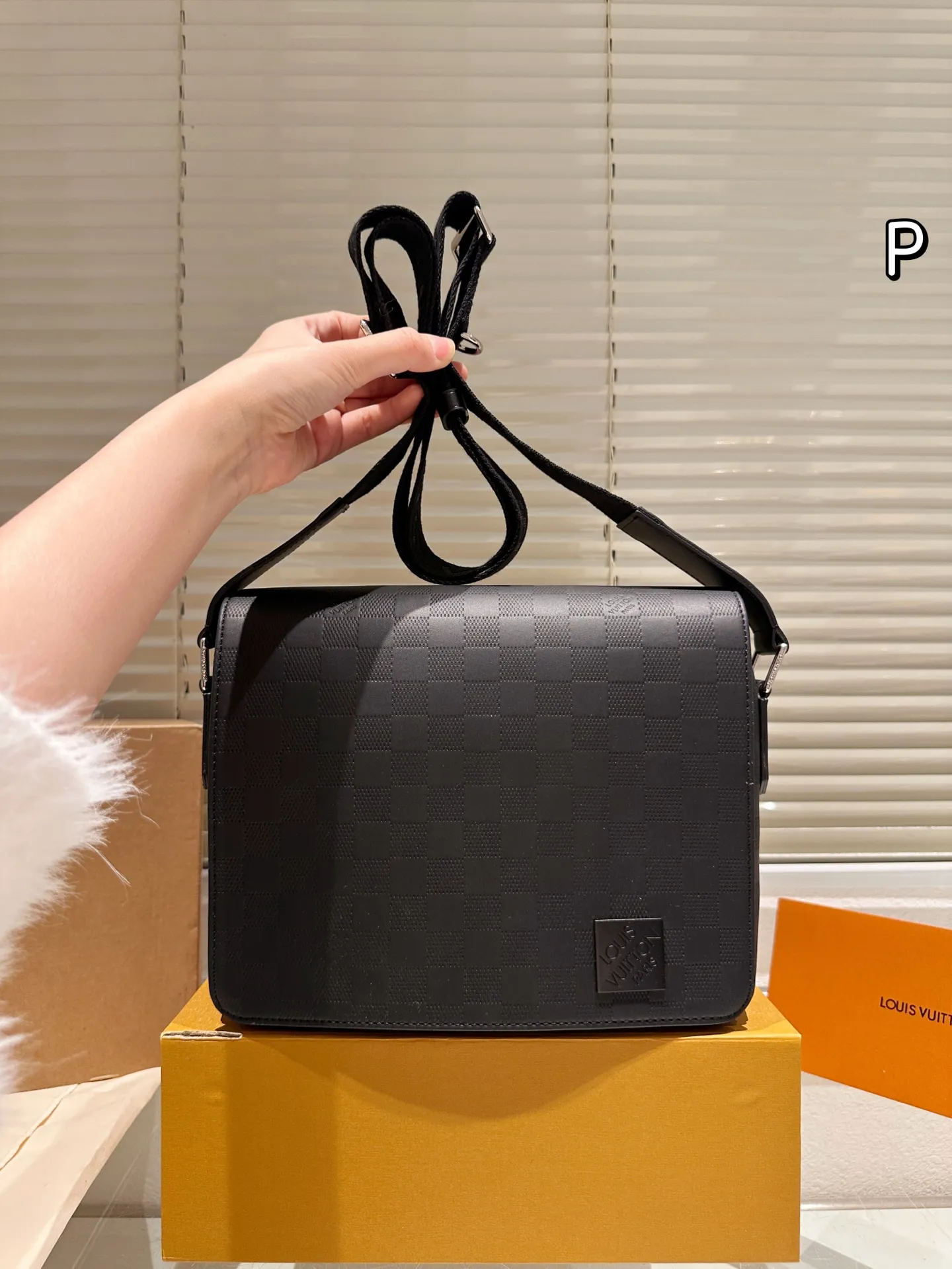 P165 礼盒🎁 男包分享lv 单肩包 目路易威登LouisVuitton比起非常火。的双扣邮差包这一款lv男士单肩包可以说非常低调了國 尺寸: District PM 老花的，这款呢低调稳重，日常休闲也搭得来也可斜 25.21cm