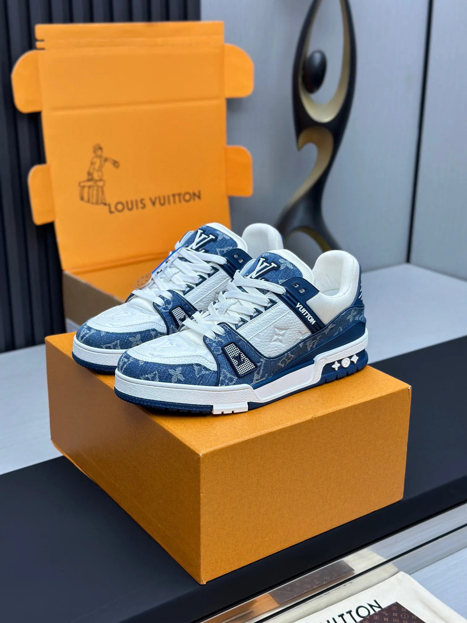 p280 💰路易威登全新配色LV Trainer 款号1A8FN8，新款发布会预定，荔枝纹皮拼蓝水洗牛仔布料，重新演绎经典 LV Trainer 。Monogram 牛仔布鞋面搭配小牛皮革饰边，展现高雅艺术和前卫潮流的相遇，在业界具有独树一帜的影响力。 🆚独家定制牛皮 🆚所有切边口都按照原版的步骤加工涂边 🆚独家私模Vuitton 标识，鞋带排 🆚定制丝滑网里 🆚TPU组合成底耐磨防滑防黄 ✅原版开模大底也深藏着Monogram 花卉 流程：全针车拉线。鞋头，后套，冷热加工定型。全套拉帮套楦。 35-40女 39-44（45.46）