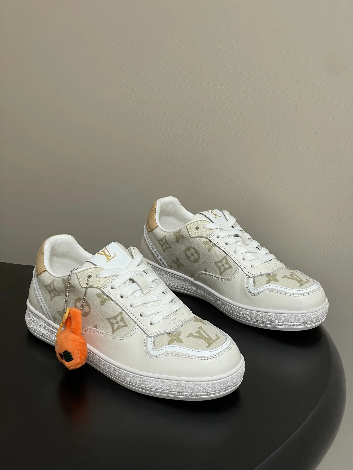 p310-(配高档飞机盒✈️) 2026春夏新款 LOUIS VUITTON 路易威登 LV STADIUM 运动鞋 系带休闲鞋老花板鞋 LVStadium运动鞋为柔软牛皮革局部压印 Monogram图案,再现复古设计风潮。Monogram 帆布饰边和鞋头镂孔汇聚工致细节,鞋舌饰以LV字母标签,外底抒写路易威登标识。 鞋面:牛反绒 内里垫脚:羊皮 鞋底:开模橡胶大底 码数:35-39(40.41定做不退换)