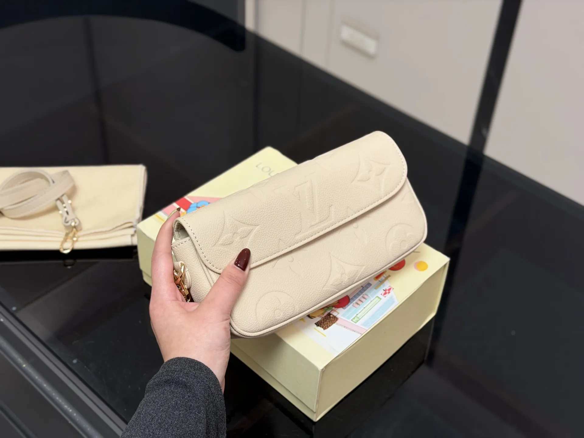 &yen;165 配折叠盒 size：22*12cm Lv 新晋爆款ivy woc 出道即巅峰 双链条设计的麻将包 可斜挎可单肩可手提 内置卡槽 可爱好用！