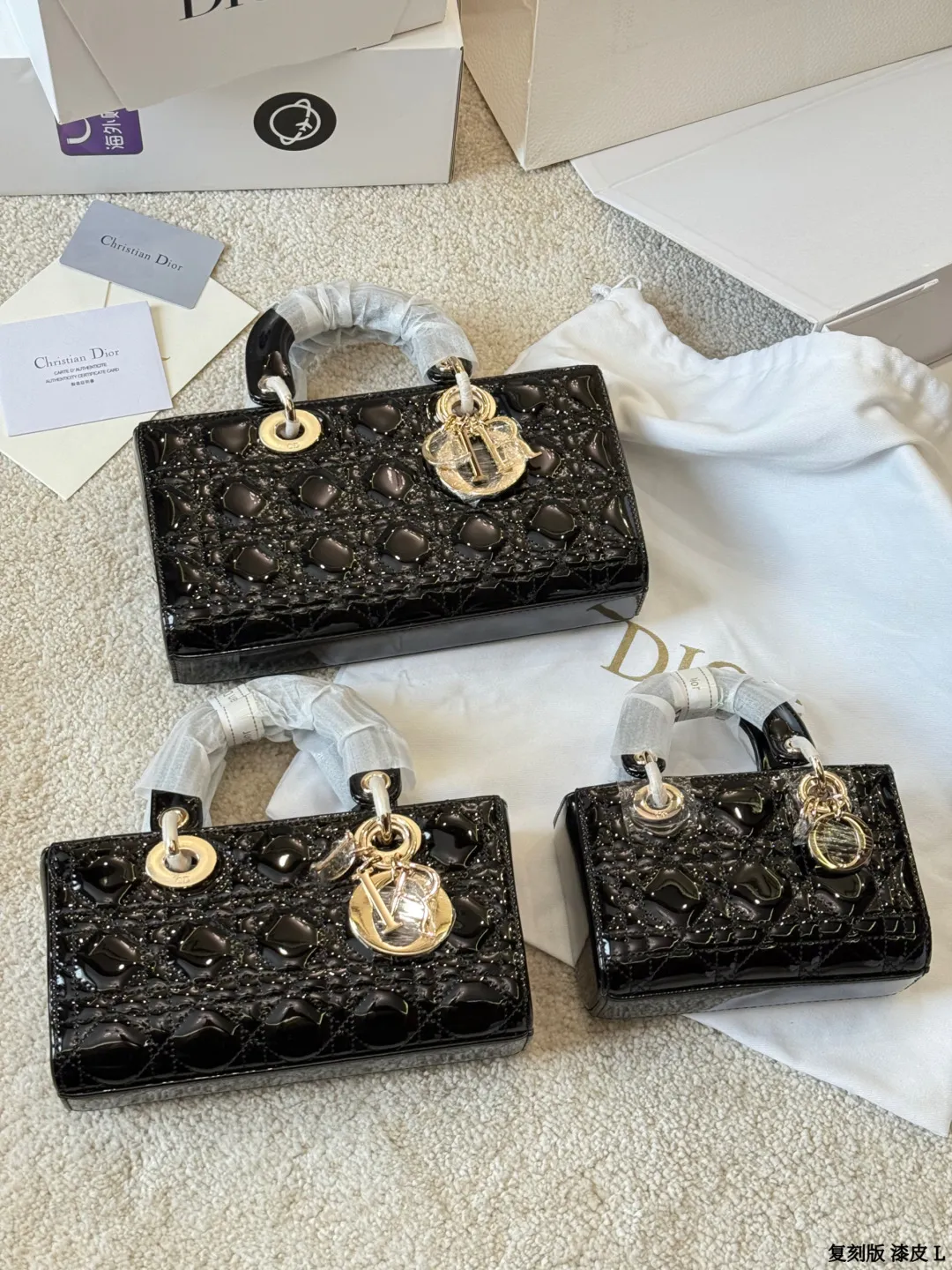 复刻版 漆皮 p205/p200/p195 Dior D-Joy 漆皮横版戴妃包 Dior D-Joy漆皮横版戴妃包,黑色漆皮+藤格纹绗缝,浅金色D.1.0.R吊饰超有辨识度。横版设计,26x13.5x5cm约26x13.5x5cm,配可拆卸链条肩带和皮革肩带,手提、肩背、斜挎都OK!漆皮耐磨易清洁,日常通勤或正式场合都能轻松驾驭,优雅又实用,是Dior经典系列的时髦代表 26x13.5x5cm 26cm 23cm 17cm