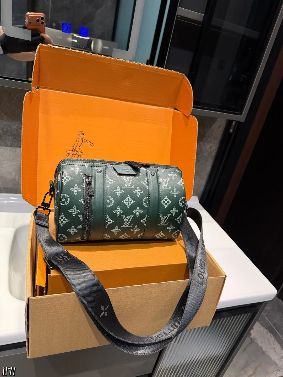 ❤️P130❤️ LV男包老花黑武士系列合集商务精英的身份象 LV男包老花黑武士系列合集商务精英的身份象征|LV男包老花黑武士系列在时尚与实用兼具的男士皮具领域，LV老花黑武士系列男包凭借卓越设计和精湛工艺脱颖而出，成为众多商务人士的心头好。尺寸25 15cm