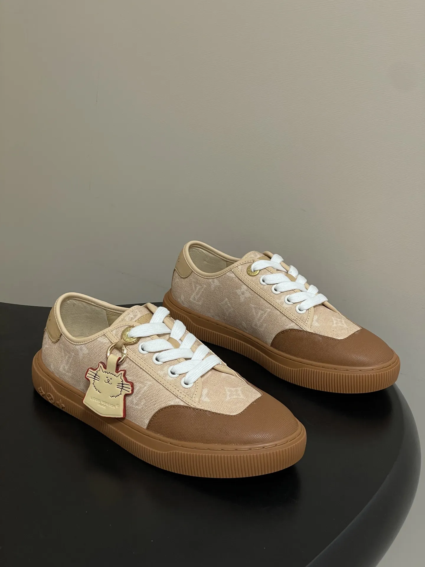 p290-（配高档飞机盒✈️） 2026春夏新款 LOUIS VUITTON 路易威登 Lv Lagoon运动鞋系列LV&Grace联名款猫猫鞋丹宁布刺绣系带休闲运动鞋Catogram板鞋 这款Lagoon 运动鞋取材 Monogram 丹宁布，为经典设计注入复古气息。皮革饰边跃现路易威登标识，铭纹孔眼、镶边和鞋带彰显考究细节，点缀 Monogram 花卉的橡胶外底完善整体。 鞋面：定制丹宁布刺绣 内里垫脚：羊皮 鞋底：开模橡胶大底 码数：35-39（40.41定做不退换）