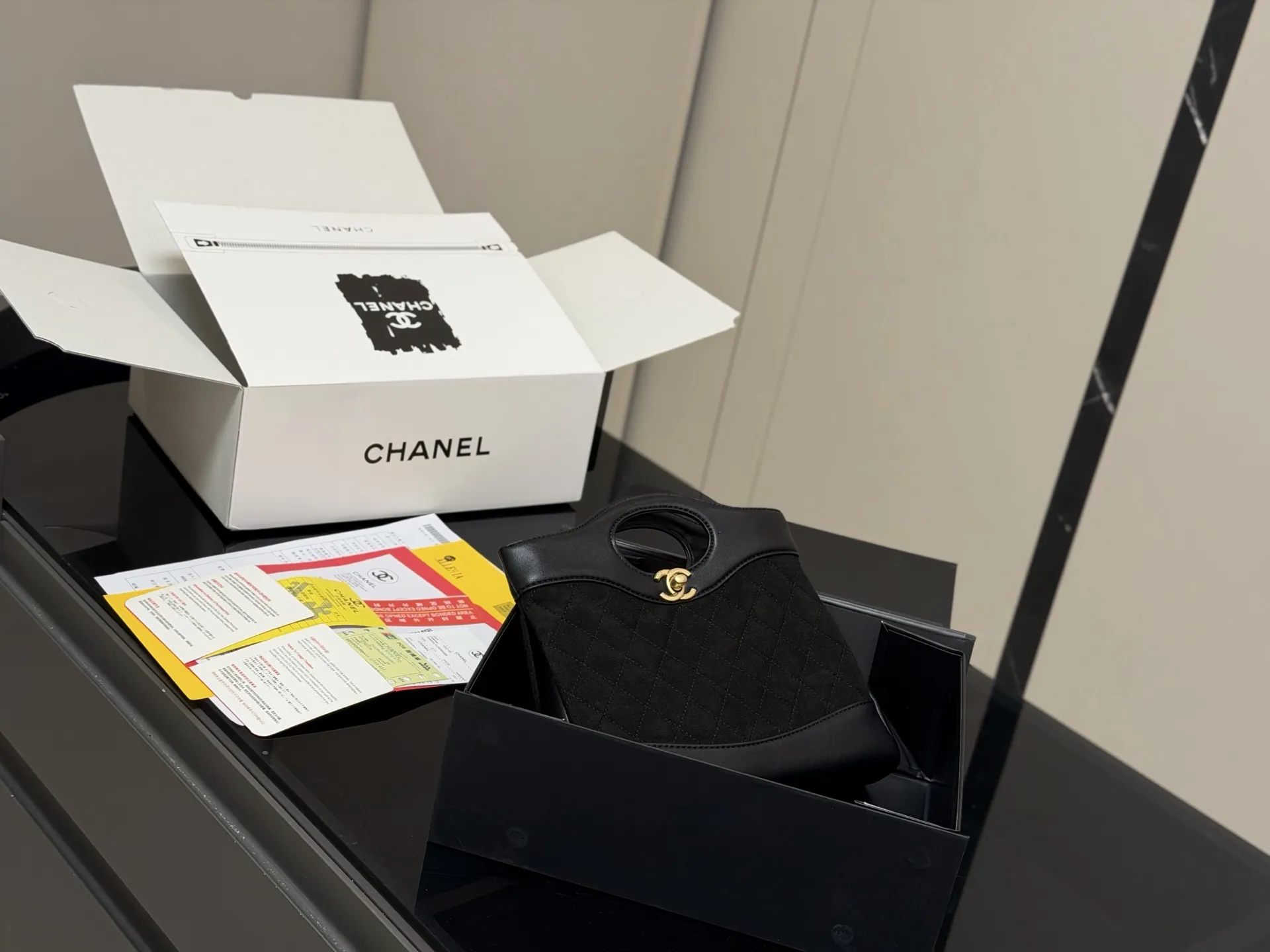 ¥175 配折叠盒飞机盒 size:23*19cm 香奈儿 值得入手的31bagmini Chanel又又又复刻了 新款31bag出了minisize 这谁顶得住! 小香真爱粉必入啊! 一包难求!