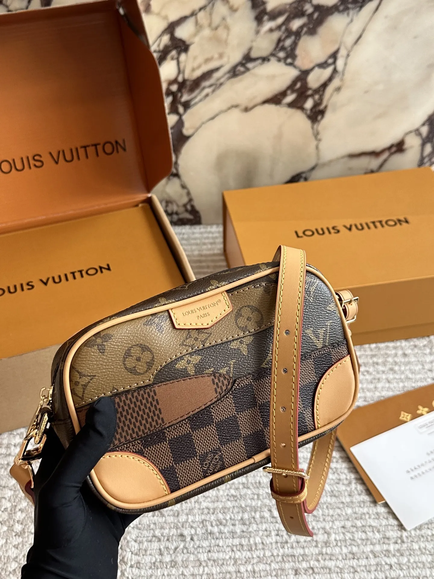 💰165 配盒🎁🎁🎁 size:20 14cm L家 相机包📷 百搭黑色入手了个男包 性价比真的很高 送男朋友的小姐姐们可以安排了 搜索🔍 lv