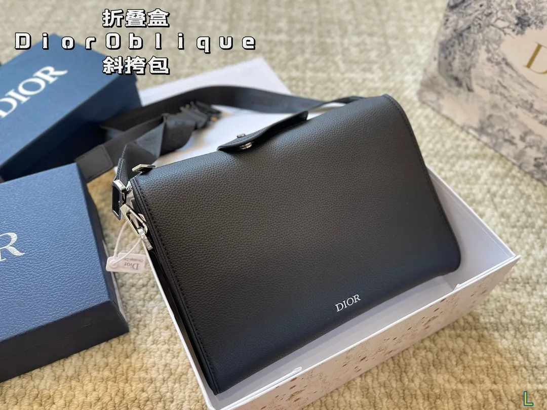 &yen;180折叠盒 迪奥 Dior Oblique斜挎包 属于是一看就看上的类型 这款包是男包 靈但是男生女生都可以背 非常的百搭 可以适用于正式、休闲的场合 真的让我无法抗拒 尺寸29 22