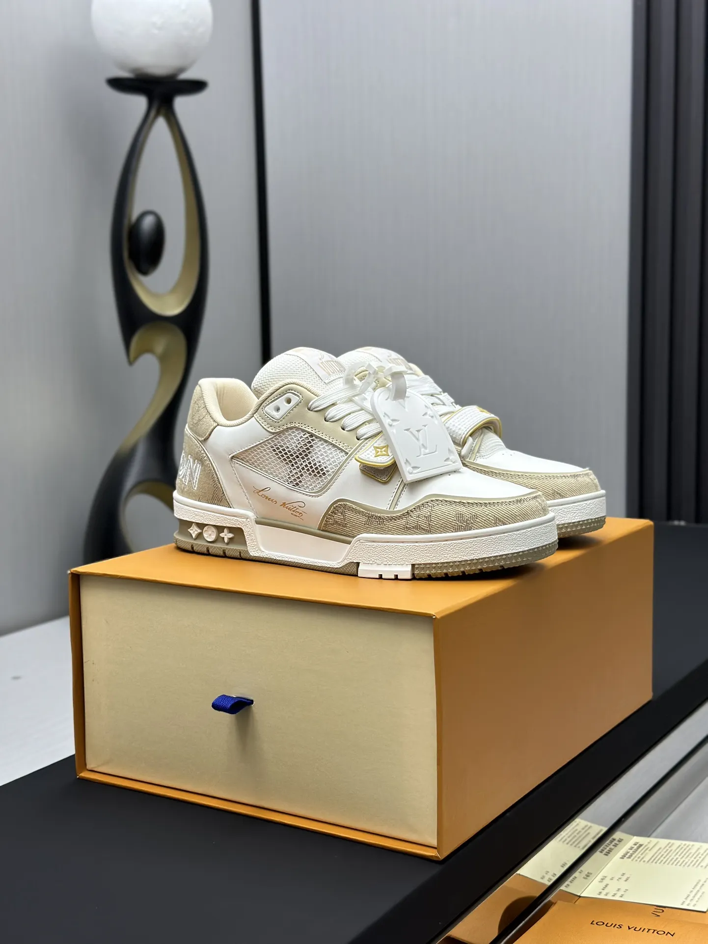 工厂直销&yen;310💰顶级版本 LV-路易威登-经典走秀新款 空胶工艺&middot;原版1：1开发复刻！！上脚非常舒适 奢侈用料，做工精细，中底印有欧洲制造英文字母 鞋面由意大利进口小牛皮拼接，侧边饰有品牌LOGO标志及签名，最新乳胶垫脚➕网布内里，脚感超舒适。原厂特供原版双色TPU组合大底。套包工艺 固特异缝合锁边 面料:独家定制头层牛皮 配件:独家私模Vuitton 标识， 内里:定制丝滑网里-头层丝绸牛皮内里 大底:TPU组合大底耐磨防滑防黄 垫脚:新款乳胶垫-网纱吸汗 专柜工艺:全电脑针车拉线 鞋头 后套 冷热定型 全套拉帮套楦中低logo花纹 专柜包装 -鞋带 证书 卡片 说明书 合格证 防尘袋 全网最齐包装 女款35-40男款38-46（38/46订做不退换！