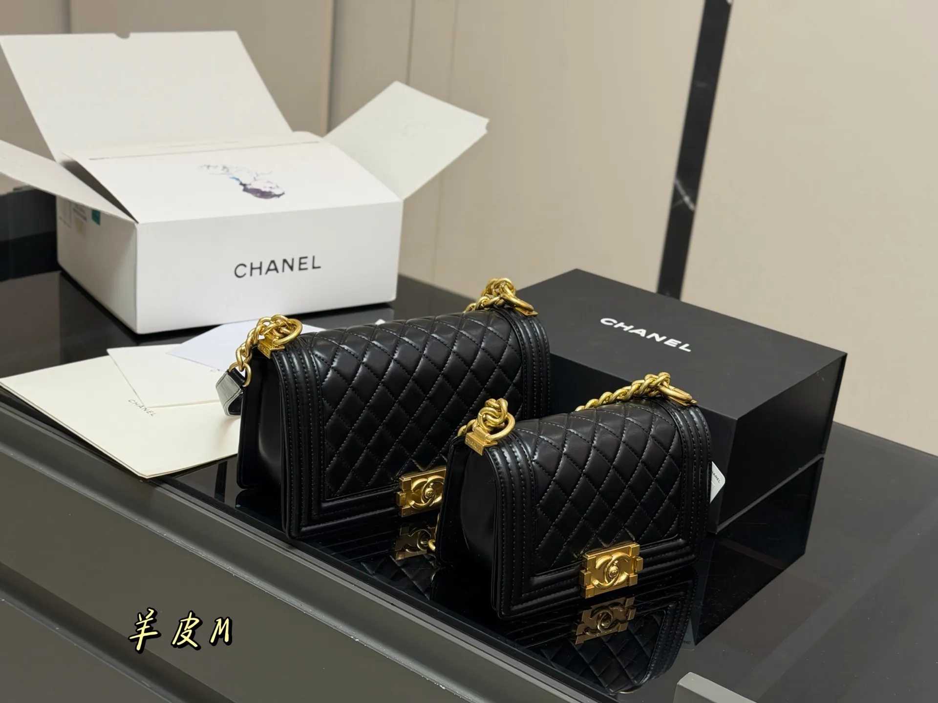 &yen;180 &yen;175 配折叠盒飞机盒 size：25cm 20cm 香奈儿 Leboy 辣妈包 ⚠️高版本 重新出货 很饱满的皮质哦！ 羊皮纹 高品质！