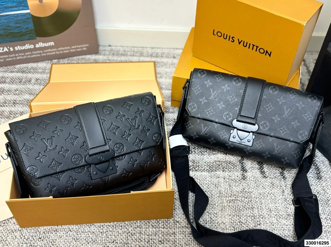 P145配折叠盒⚠️尺寸28.18 LV S Cape黑武士邮差包 日常通勤实用款,磁吸开合 高级又炫酷,就是硬帅 而且黑色很百搭,日常怎么搭配都不会出错 容量很nice,自重也很轻便 肩带也可以调节的哦!