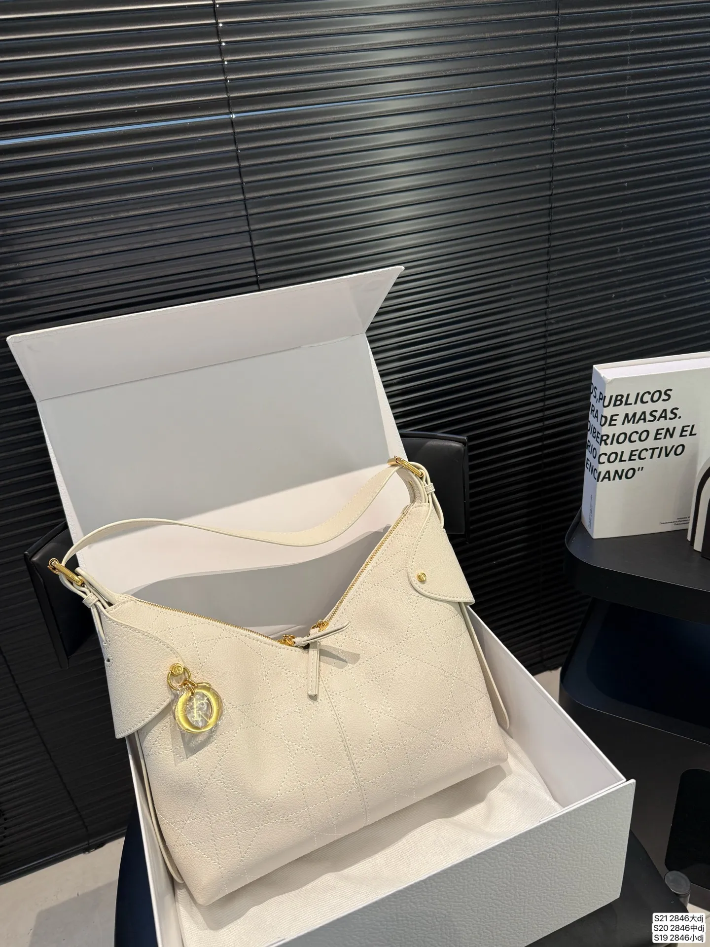 大号P155 中号P150 小号P145 迪奥Dior Voyage也太上镜了叭～ 慵懒的Hobo包型低调又高级！ V字包口设计，即使去比较冷的地方穿着厚外套，背着也不会卡美美摆造型，出片不用愁，巨能装！手机相机口红全塞下，旅行逛街轻便又能打～ 🔍迪奥新品，尺寸大号36 23 中28 18 小号21 26 货号2846