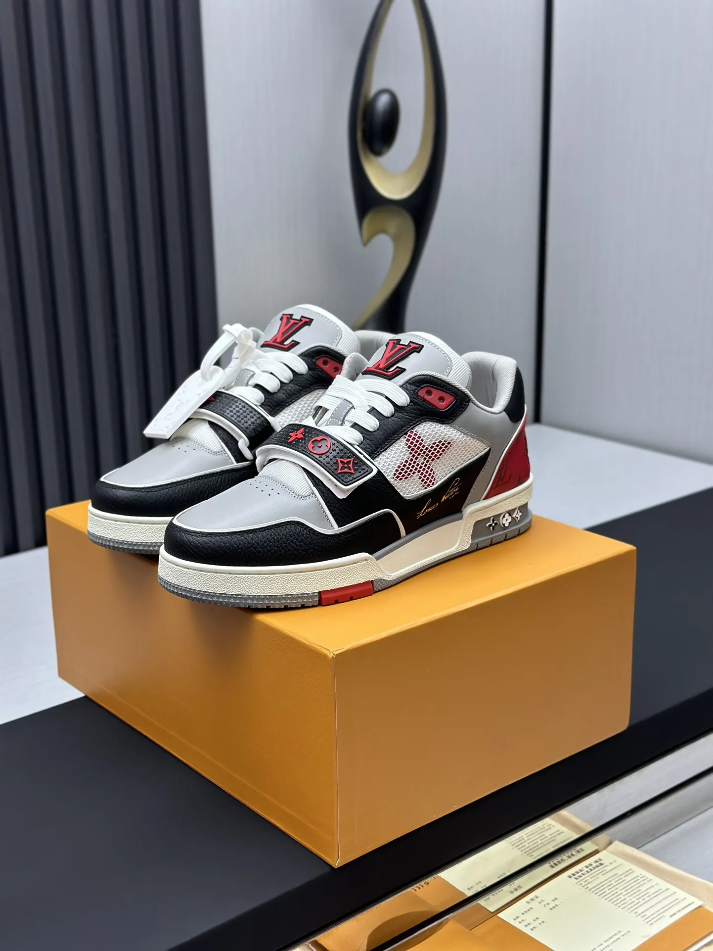 工厂直销&yen;300💰顶级版本 LV-路易威登-经典走秀新款 空胶工艺&middot;原版1：1开发复刻！！上脚非常舒适 奢侈用料，做工精细，中底印有欧洲制造英文字母 鞋面由意大利进口小牛皮拼接，侧边饰有品牌LOGO标志及签名，最新乳胶垫脚➕网布内里，脚感超舒适。原厂特供原版双色TPU组合大底。套包工艺 固特异缝合锁边 面料:独家定制头层牛皮 配件:独家私模Vuitton 标识， 内里:定制丝滑网里-头层丝绸牛皮内里 大底:TPU组合大底耐磨防滑防黄 垫脚:新款乳胶垫-网纱吸汗 专柜工艺:全电脑针车拉线 鞋头 后套 冷热定型 全套拉帮套楦中低logo花纹 专柜包装 -鞋带 证书 卡片 说明书 合格证 防尘袋 全网最齐包装 女款35-40男款38-46（38/46订做不退换！