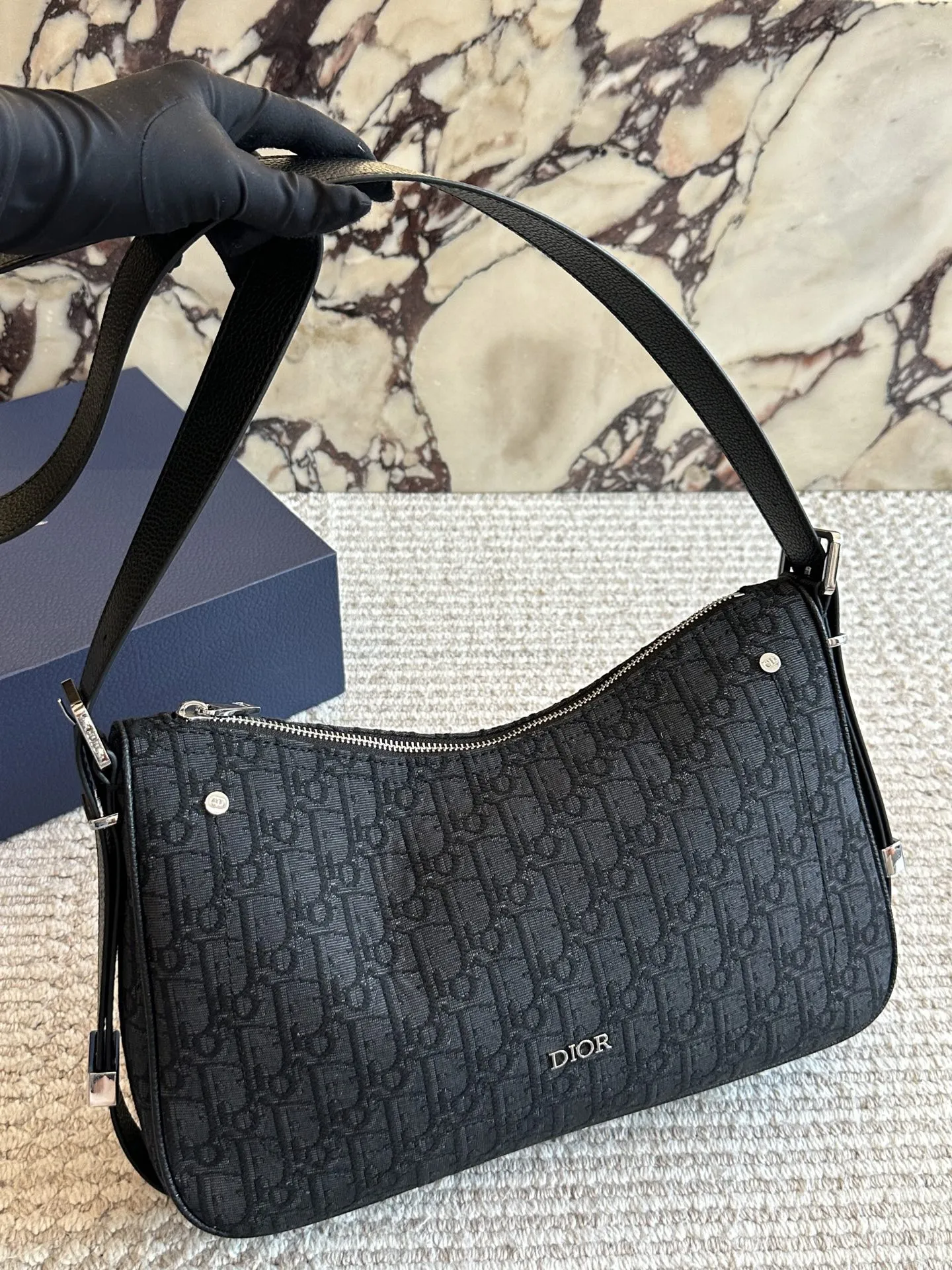 p175 Dior D-Dream Oblique手袋​​ 💙Dior D-Dream Oblique手袋，经典蓝色Oblique印花+光滑牛皮革，简约复古又超有辨识度✨。中号尺寸，肩带可调节，手提、单肩、斜挎都OK，通勤日常都能轻松驾驭。内部空间合理，手机、化妆品都能装下，轻便易打理，时尚实用两不误！D-Dream系列是Dior近年超火的热门款，时髦精们必入！👜35cm配盒子