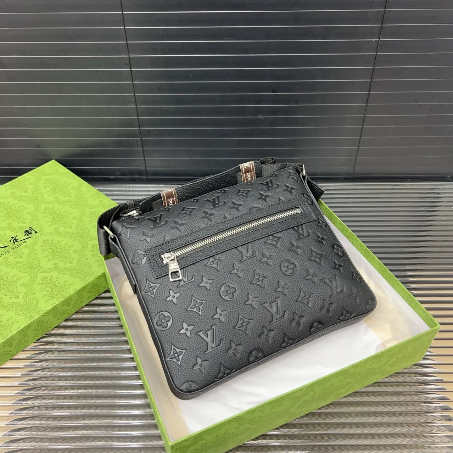 P165 Louisvuitton 路易威登 牛皮单肩包 男包 斜挎包 采用精湛镶嵌细工，经典百搭 实物拍摄 原厂原版面料 高端品质 配送防尘袋 23 x 25cm。