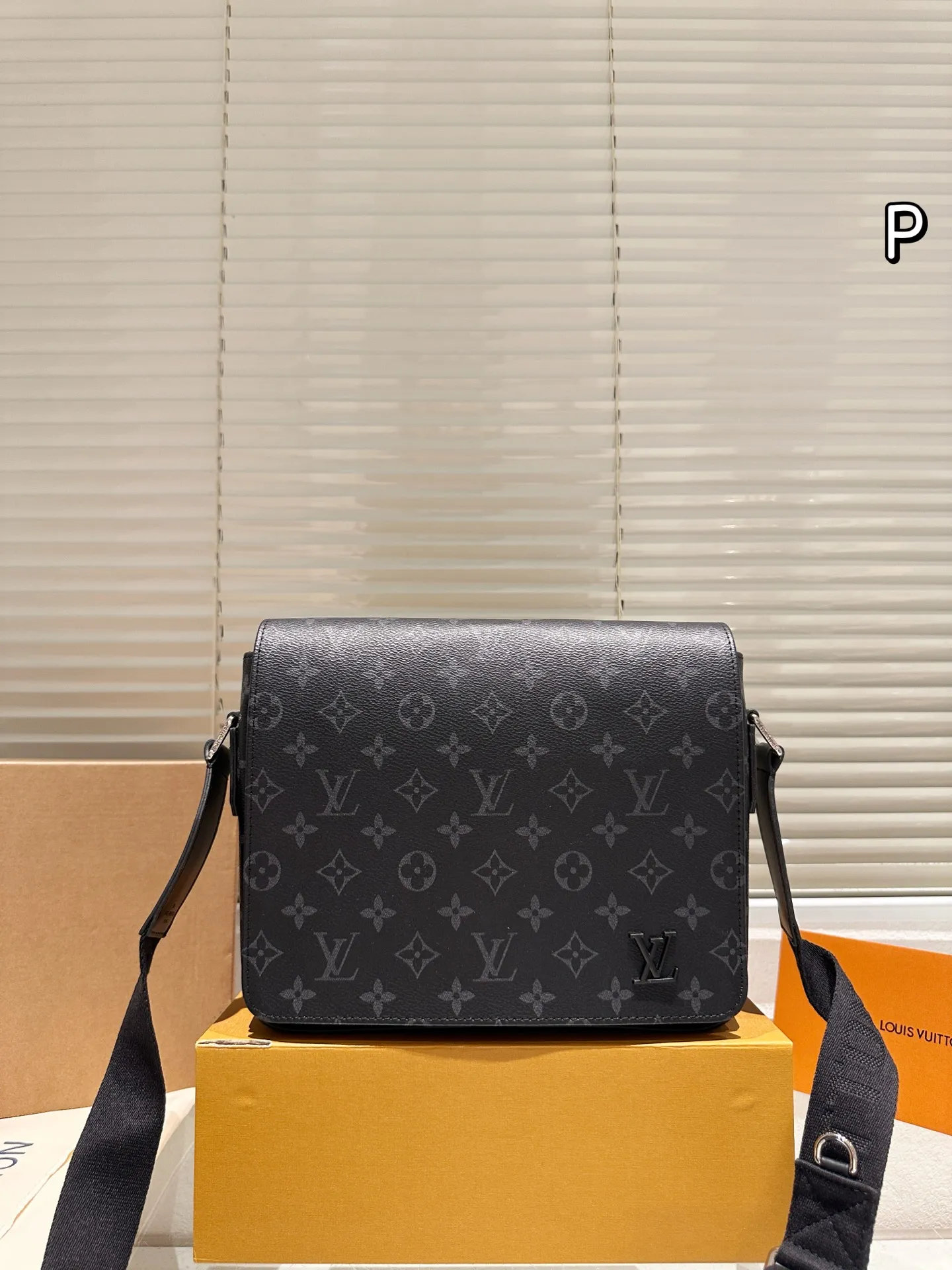 P165 礼盒🎁 男包分享lv 单肩包 目路易威登LouisVuitton比起非常火。的双扣邮差包这一款lv男士单肩包可以说非常低调了國 尺寸: District PM 老花的，这款呢低调稳重，日常休闲也搭得来也可斜 25.21cm