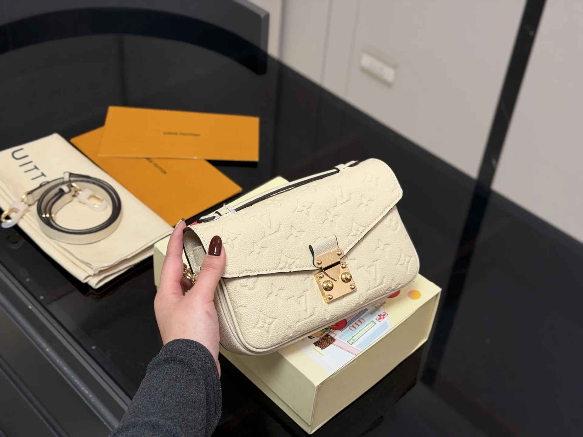 &yen;200 配折叠盒 最新尺寸 :21&times;6&times;13cm Lv高品质 ‼️性价比超高 ‼️ 一定要好好看细节看五金看材质 新款邮差小号 East west 〰️ 配置链条和皮肩带⚠️