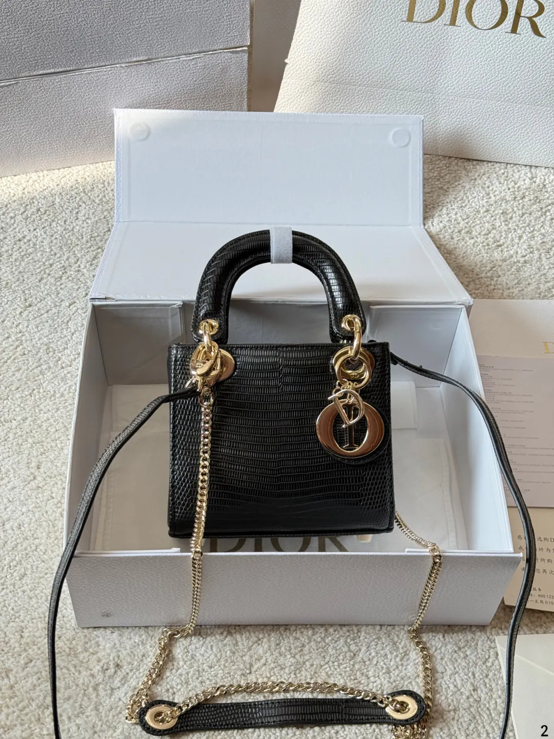 p165 Dior lady迪奥 手袋 戴妃 戴妃真的是梦中情包 周扬青同款 磨砂的质感无敌显高级 优雅简约之余更显低调内敛~ 包型挺括 不会塌不会凹陷道 容量适中 装日常用品 妥妥的 不是小费包 百搭多变斜挎 单肩手拎都可 尺寸17cm