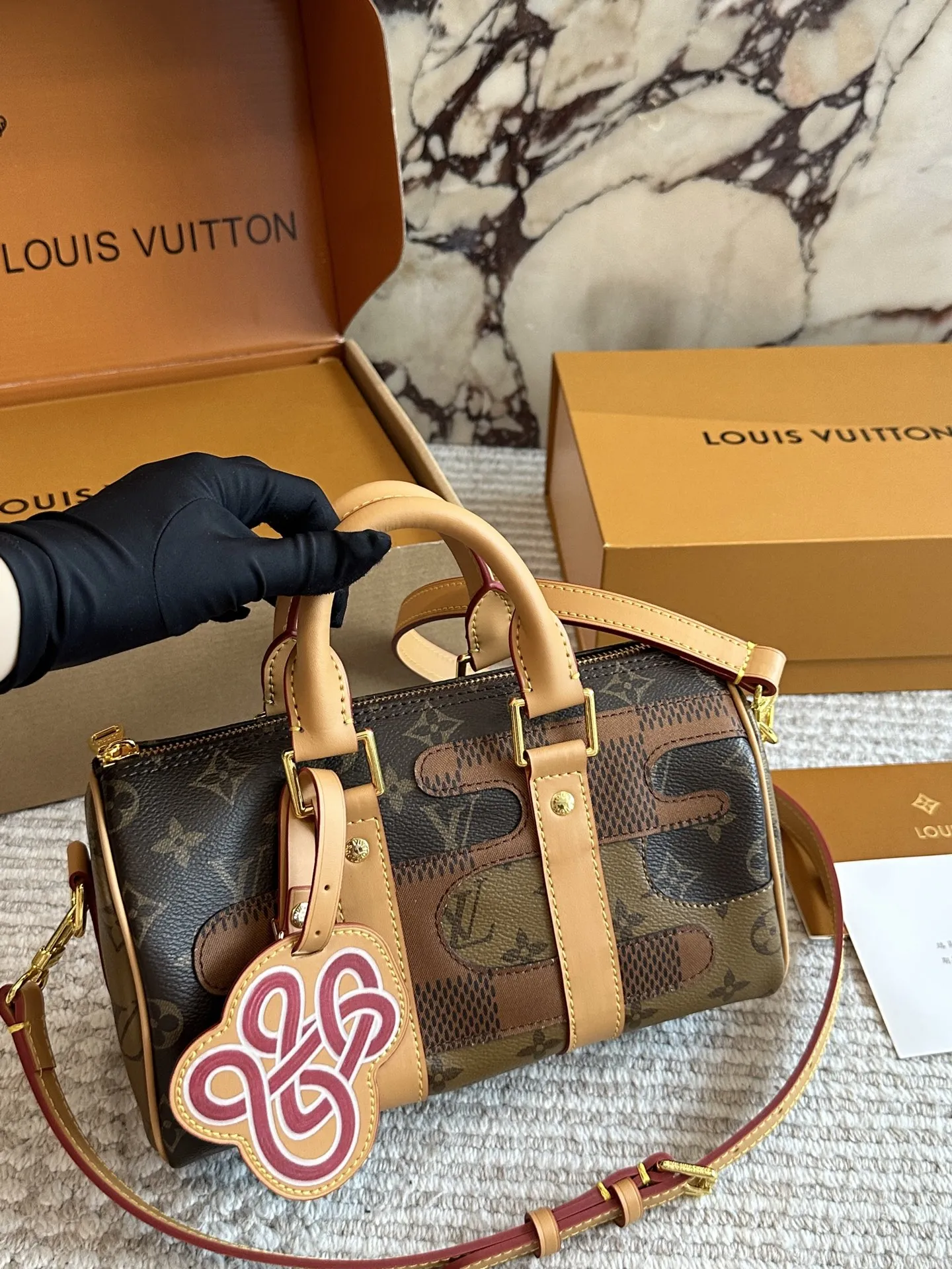 ¥175 Lv X Nigo Keepall xs 21 枕头包 手袋是一款理想的都市手袋。 标志性的造型与经典的 Monogram 帆布,加之多种携带方式和奢华的天然牛皮饰边为该包平添一份时尚前卫之感。尺寸:25 14cm全套礼盒