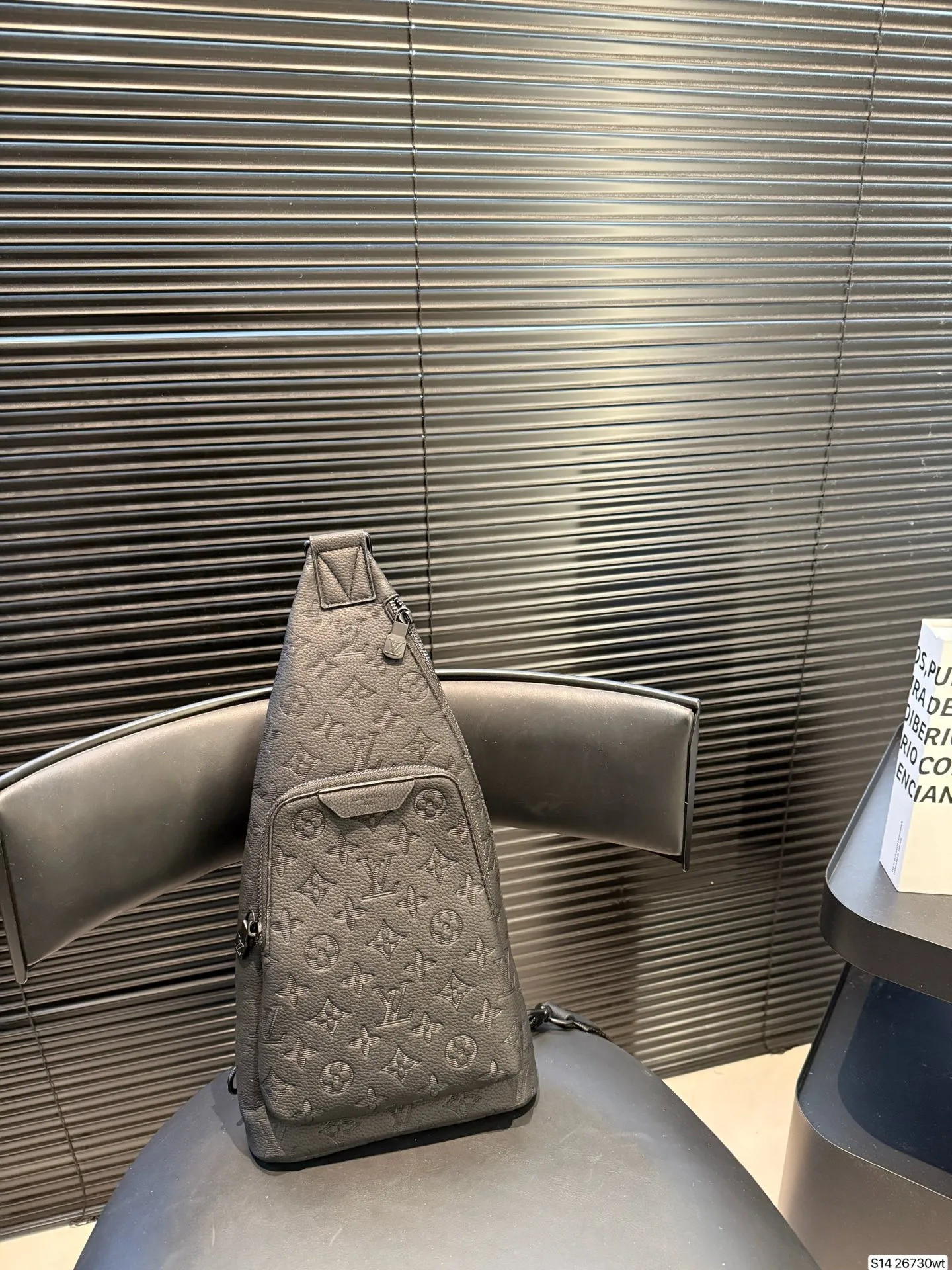 P120 商务精英的身份象征 | LV男包老花黑武士系列 在时尚与实用兼具的男士皮具领域,LV老花黑武士系列男包凭借卓越设计和精湛工艺脱颖而出,成为众多商务人士的心头好。 尺寸19 40 货号26730