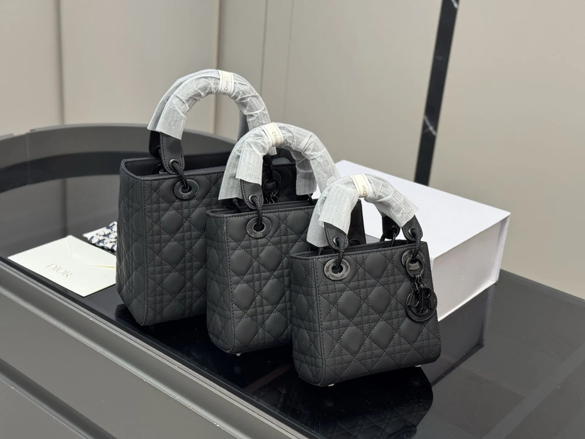 ¥200 ¥190 ¥185 配折叠盒 尺寸:24*20cm 20*18cm 17*13cm 高品版.升级出货 ✅ 迪奥 戴妃磨砂 每个颜色真的太好看啦 春节是不是都需要它!