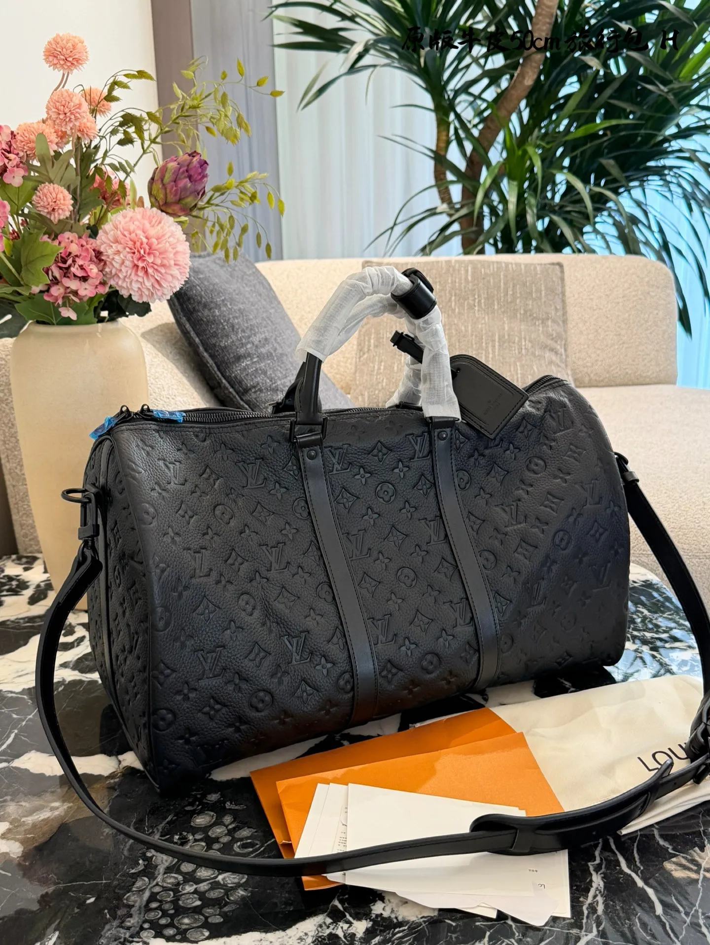 p340 压花牛皮50cm 经典款旅行袋｜出行所需旅行包推荐 Keepall 旅行袋，标志性外观及高端材质，机舱行李尺寸可轻松收纳短途旅行所需，M59025，尺寸50&times;30旅行包 #男包 #lv #旅行包包 #lvkeepall旅行袋