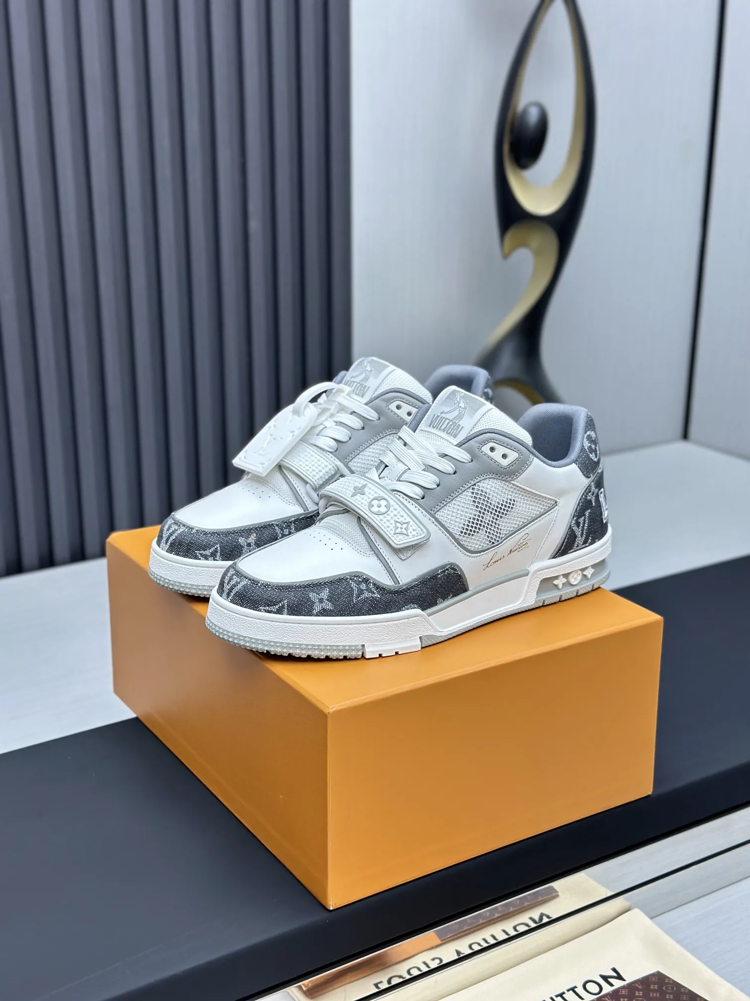 工厂直销&yen;300💰顶级版本 LV-路易威登-经典走秀新款 空胶工艺&middot;原版1：1开发复刻！！上脚非常舒适 奢侈用料，做工精细，中底印有欧洲制造英文字母 鞋面由意大利进口小牛皮拼接，侧边饰有品牌LOGO标志及签名，最新乳胶垫脚➕网布内里，脚感超舒适。原厂特供原版双色TPU组合大底。套包工艺 固特异缝合锁边 面料:独家定制头层牛皮 配件:独家私模Vuitton 标识， 内里:定制丝滑网里-头层丝绸牛皮内里 大底:TPU组合大底耐磨防滑防黄 垫脚:新款乳胶垫-网纱吸汗 专柜工艺:全电脑针车拉线 鞋头 后套 冷热定型 全套拉帮套楦中低logo花纹 专柜包装 -鞋带 证书 卡片 说明书 合格证 防尘袋 全网最齐包装 女款35-40男款38-46（38/46订做不退换！