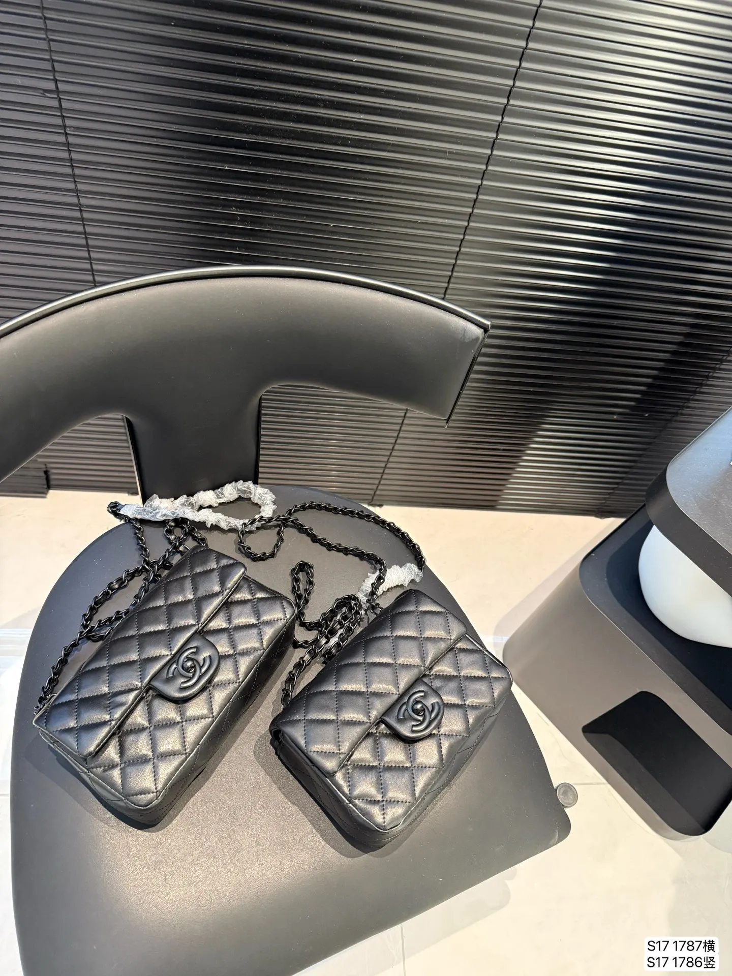 P135 香奈儿方胖子 女人总是被这种小细节拿捏一 可以斜挎单肩流浪背 精致可爱 又有点leboy的休闲随性 链条任意调 巨百搭 注定是一只越用越爱 的包包 尺寸:横版20 12 竖版18 12 货号 横1787 竖版1786