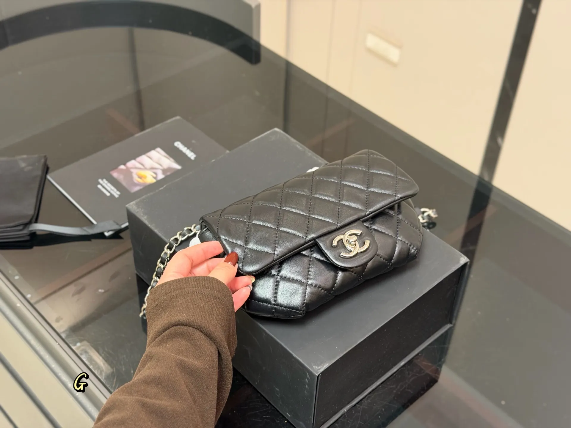 ¥205 配折叠盒 香奈儿 胸包腰包 永远的百搭单品 上身绝美 这份质感 小仙女们值得拥有 尺寸:18.12cm