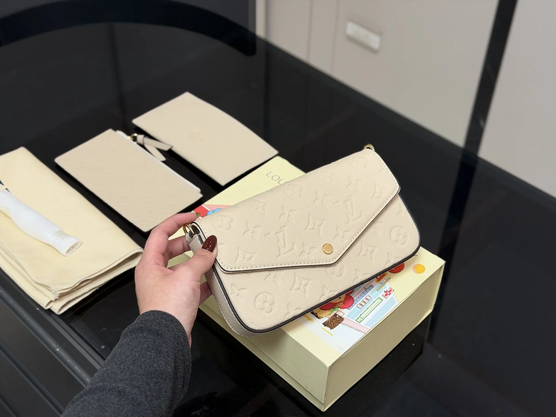 &yen;155 配折叠盒 size：22*13cm Lv 三件套 最好用最方便的一款 三合一包包 质量全面升级 原版布内里 ⚠️⚠️