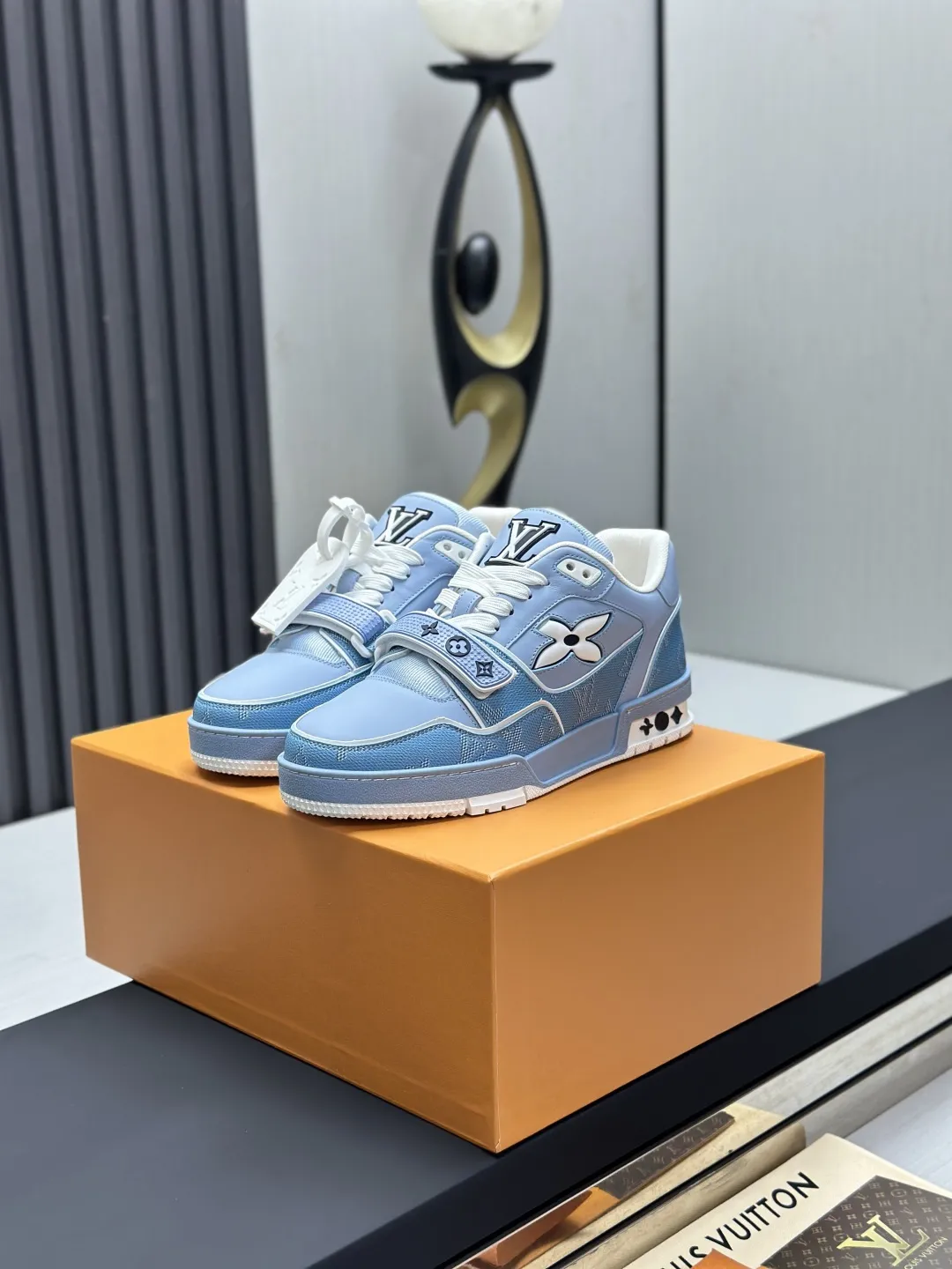 工厂直销&yen;300💰顶级版本 LV-路易威登-经典走秀新款 空胶工艺&middot;原版1：1开发复刻！！上脚非常舒适 奢侈用料，做工精细，中底印有欧洲制造英文字母 鞋面由意大利进口小牛皮拼接，侧边饰有品牌LOGO标志及签名，最新乳胶垫脚➕网布内里，脚感超舒适。原厂特供原版双色TPU组合大底。套包工艺 固特异缝合锁边 面料:独家定制头层牛皮 配件:独家私模Vuitton 标识， 内里:定制丝滑网里-头层丝绸牛皮内里 大底:TPU组合大底耐磨防滑防黄 垫脚:新款乳胶垫-网纱吸汗 专柜工艺:全电脑针车拉线 鞋头 后套 冷热定型 全套拉帮套楦中低logo花纹 专柜包装 -鞋带 证书 卡片 说明书 合格证 防尘袋 全网最齐包装 女款35-40男款38-46（38/46订做不退换！