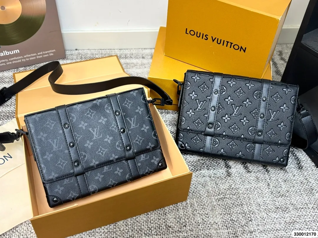 P130 折叠盒子 中古LV 新款男士邮差包,很酷的LV男包来喽看起来十分时尚且年轻。斜挎也不显大当收纳空间真心不错,拿取东西时十分方便当肩带可以自由调节长度,任何身高都没问题 尺寸:25.19