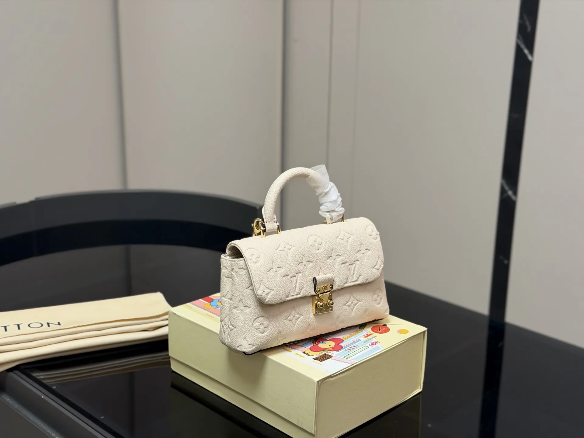 &yen;145 迷你 配盒 size：21*11cmcm Lv nano madeleine 迷你玛德琳回归 公主包 配置两截链条！随意diy哦！ 全粒纹Taurillon牛皮裁制