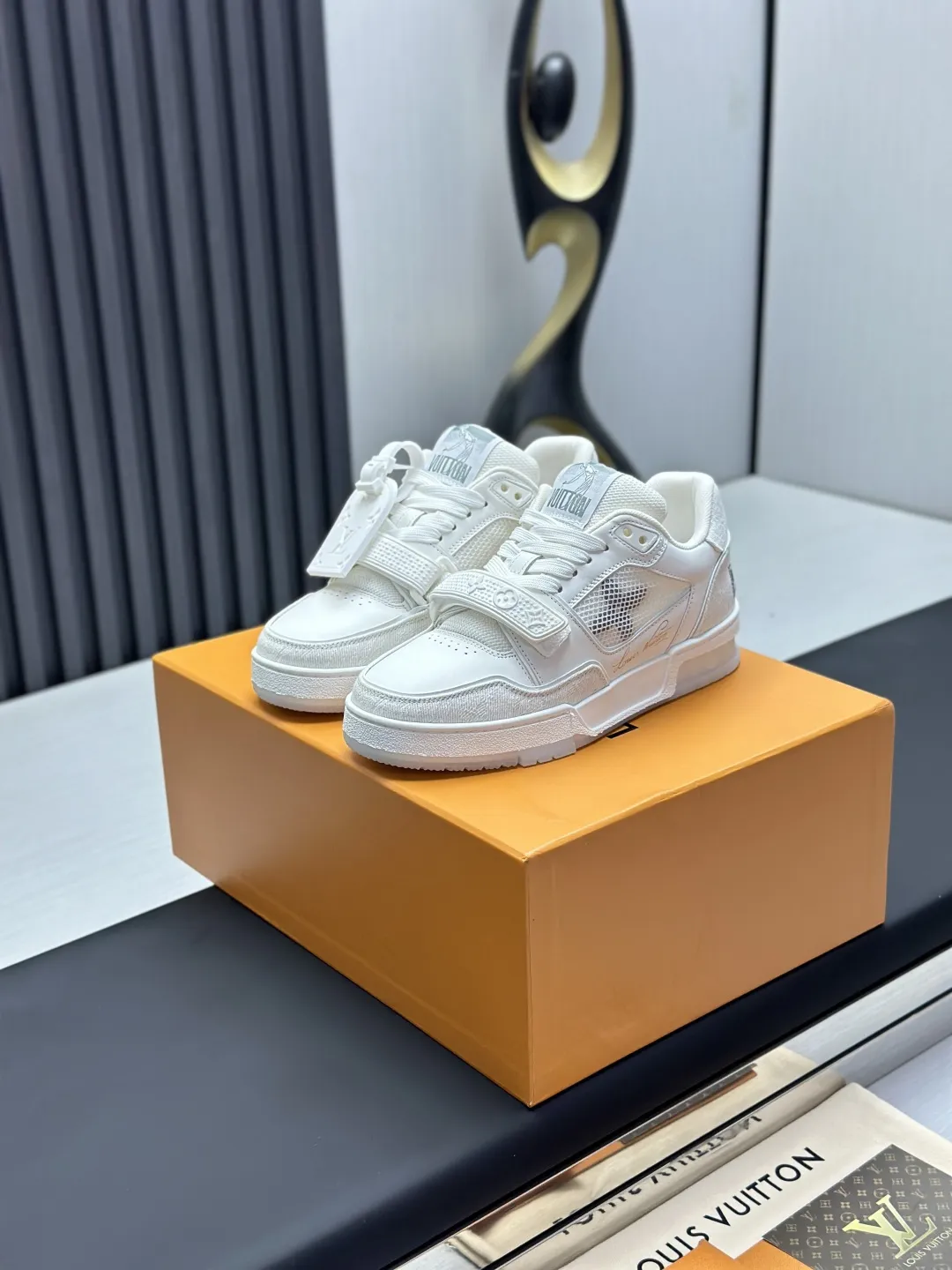 工厂直销¥300💰顶级版本 LV-路易威登-经典走秀新款 空胶工艺·原版1:1开发复刻!!上脚非常舒适 奢侈用料,做工精细,中底印有欧洲制造英文字母 鞋面由意大利进口小牛皮拼接,侧边饰有品牌LOGO标志及签名,最新乳胶垫脚➕网布内里,脚感超舒适。原厂特供原版双色TPU组合大底。套包工艺 固特异缝合锁边 面料:独家定制头层牛皮 配件:独家私模Vuitton 标识, 内里:定制丝滑网里-头层丝绸牛皮内里 大底:TPU组合大底耐磨防滑防黄 垫脚:新款乳胶垫-网纱吸汗 专柜工艺:全电脑针车拉线 鞋头 后套 冷热定型 全套拉帮套楦中低logo花纹 专柜包装 -鞋带 证书 卡片 说明书 合格证 防尘袋 全网最齐包装 女款35-40男款38-46(38/46订做不退换!