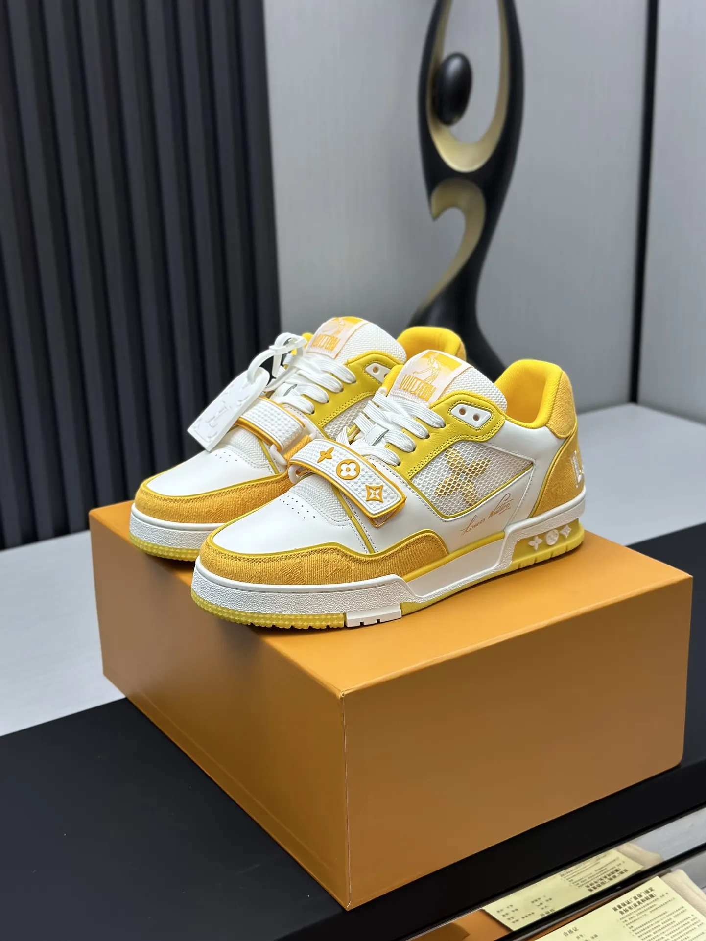 工厂直销¥300💰顶级版本 LV-路易威登-经典走秀新款 空胶工艺·原版1:1开发复刻!!上脚非常舒适 奢侈用料,做工精细,中底印有欧洲制造英文字母 鞋面由意大利进口小牛皮拼接,侧边饰有品牌LOGO标志及签名,最新乳胶垫脚➕网布内里,脚感超舒适。原厂特供原版双色TPU组合大底。套包工艺 固特异缝合锁边 面料:独家定制头层牛皮 配件:独家私模Vuitton 标识, 内里:定制丝滑网里-头层丝绸牛皮内里 大底:TPU组合大底耐磨防滑防黄 垫脚:新款乳胶垫-网纱吸汗 专柜工艺:全电脑针车拉线 鞋头 后套 冷热定型 全套拉帮套楦中低logo花纹 专柜包装 -鞋带 证书 卡片 说明书 合格证 防尘袋 全网最齐包装 女款35-40男款38-46(38/46订做不退换!