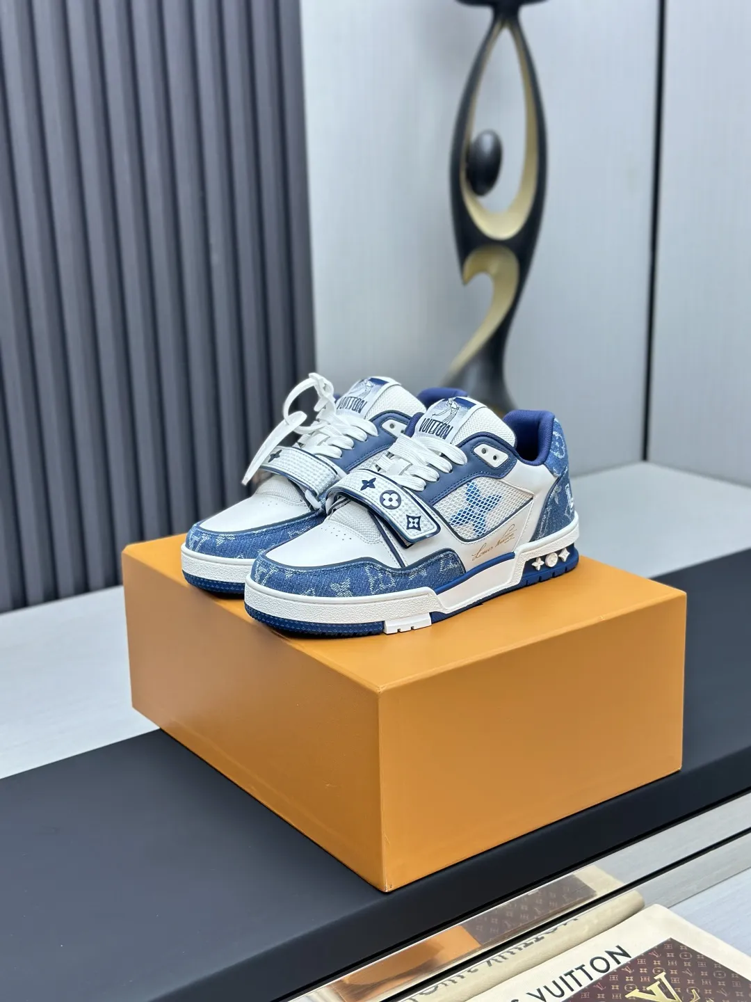 工厂直销¥300💰顶级版本 LV-路易威登-经典走秀新款 空胶工艺·原版1:1开发复刻!!上脚非常舒适 奢侈用料,做工精细,中底印有欧洲制造英文字母 鞋面由意大利进口小牛皮拼接,侧边饰有品牌LOGO标志及签名,最新乳胶垫脚➕网布内里,脚感超舒适。原厂特供原版双色TPU组合大底。套包工艺 固特异缝合锁边 面料:独家定制头层牛皮 配件:独家私模Vuitton 标识, 内里:定制丝滑网里-头层丝绸牛皮内里 大底:TPU组合大底耐磨防滑防黄 垫脚:新款乳胶垫-网纱吸汗 专柜工艺:全电脑针车拉线 鞋头 后套 冷热定型 全套拉帮套楦中低logo花纹 专柜包装 -鞋带 证书 卡片 说明书 合格证 防尘袋 全网最齐包装 女款35-40男款38-46(38/46订做不退换!