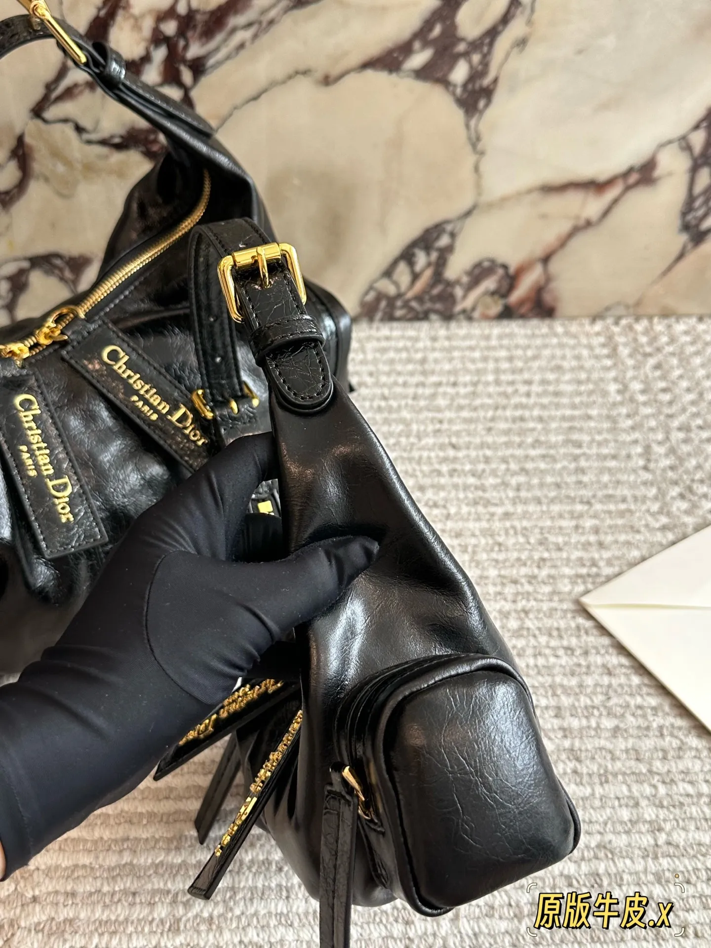 💰260 配盒 秋冬新款DiorGrandtour从日常通勤，到约会逛街，再到短途旅行，Dior最新款 Grandtour堪称六边形战士，超级酷! 黑色褶皱牛皮革，触感柔软，光泽细腻，自带低调奢华的气质 可调节的皮革肩带设计超贴心 无论是单肩背还是斜挎，都能轻松驾驭，适配各种场合与穿搭风格， 这包时髦又能装#24*11