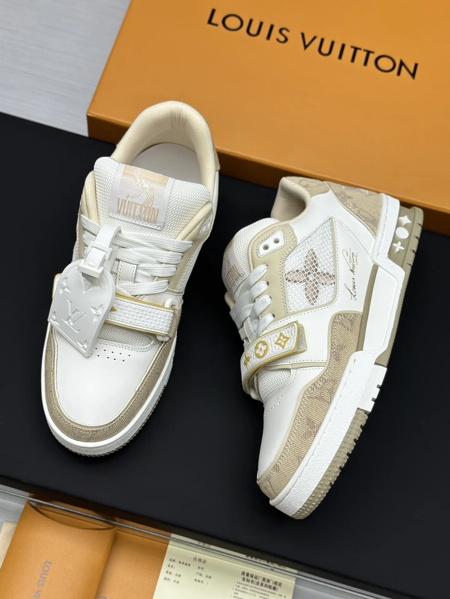 工厂直销&yen;310💰顶级版本 LV-路易威登-经典走秀新款 空胶工艺&middot;原版1：1开发复刻！！上脚非常舒适 奢侈用料，做工精细，中底印有欧洲制造英文字母 鞋面由意大利进口小牛皮拼接，侧边饰有品牌LOGO标志及签名，最新乳胶垫脚➕网布内里，脚感超舒适。原厂特供原版双色TPU组合大底。套包工艺 固特异缝合锁边 面料:独家定制头层牛皮 配件:独家私模Vuitton 标识， 内里:定制丝滑网里-头层丝绸牛皮内里 大底:TPU组合大底耐磨防滑防黄 垫脚:新款乳胶垫-网纱吸汗 专柜工艺:全电脑针车拉线 鞋头 后套 冷热定型 全套拉帮套楦中低logo花纹 专柜包装 -鞋带 证书 卡片 说明书 合格证 防尘袋 全网最齐包装 女款35-40男款38-46（38/46订做不退换！