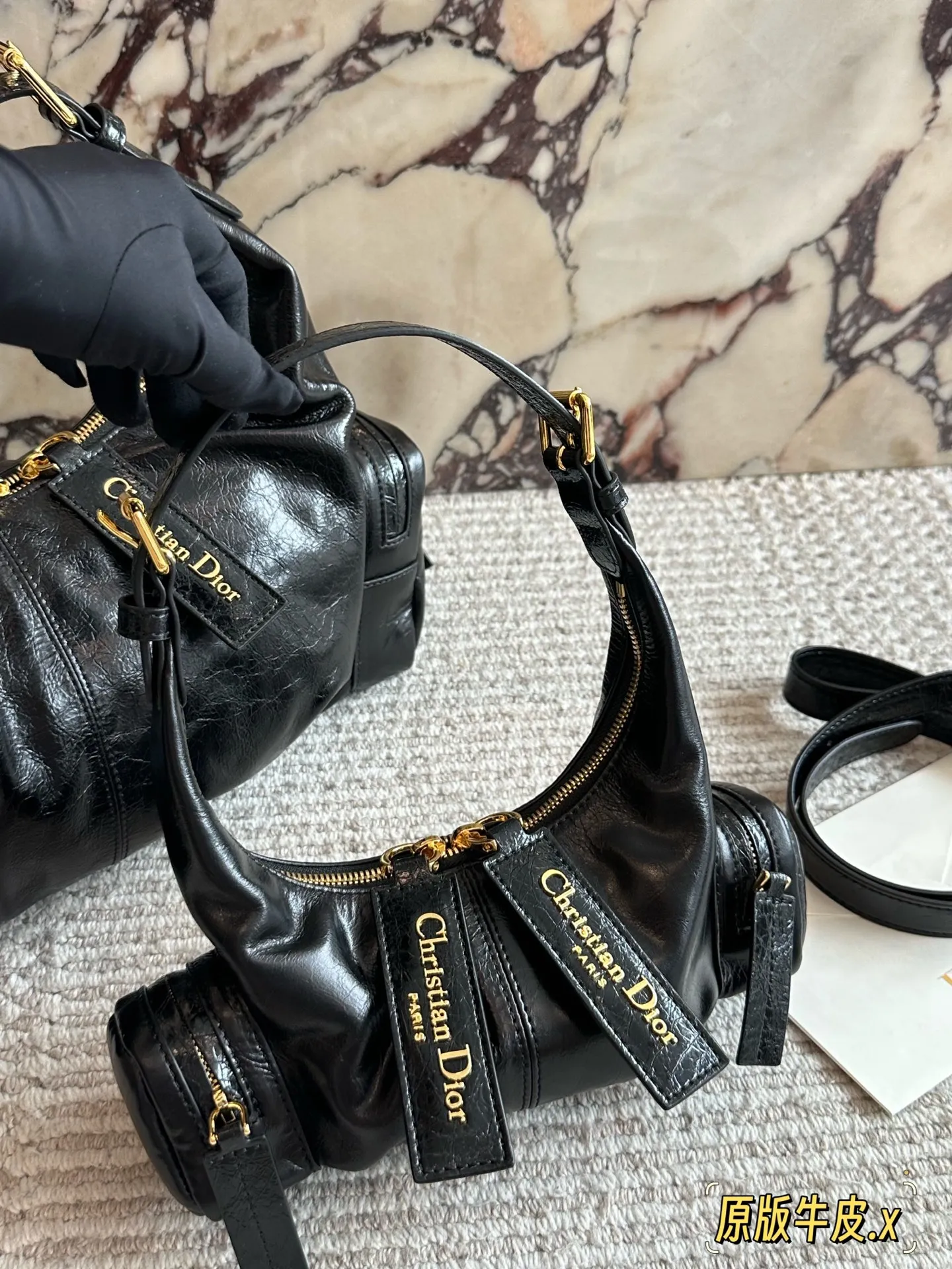 💰260 配盒 秋冬新款DiorGrandtour从日常通勤,到约会逛街,再到短途旅行,Dior最新款 Grandtour堪称六边形战士,超级酷! 黑色褶皱牛皮革,触感柔软,光泽细腻,自带低调奢华的气质 可调节的皮革肩带设计超贴心 无论是单肩背还是斜挎,都能轻松驾驭,适配各种场合与穿搭风格, 这包时髦又能装#24*11