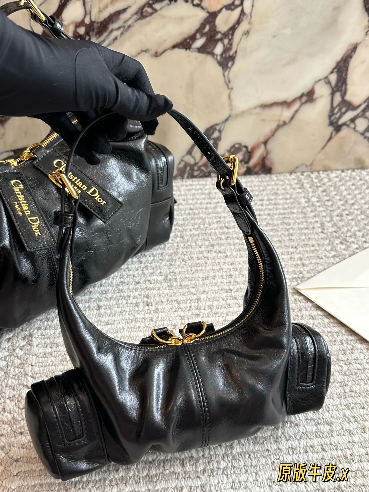 💰260 配盒 秋冬新款DiorGrandtour从日常通勤,到约会逛街,再到短途旅行,Dior最新款 Grandtour堪称六边形战士,超级酷! 黑色褶皱牛皮革,触感柔软,光泽细腻,自带低调奢华的气质 可调节的皮革肩带设计超贴心 无论是单肩背还是斜挎,都能轻松驾驭,适配各种场合与穿搭风格, 这包时髦又能装#24*11