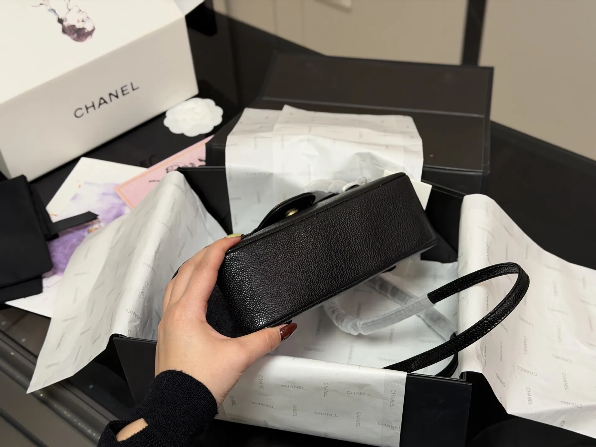 ¥160 配折叠盒飞机盒 size:23*16cm 被Jennie带火的 香奈儿26C 口盖包 超挺包型! 双 C锁扣一扣就是经典牌面~ 肩带长度刚好卡在腋下 容量塞得下手机+粉饼+口红,日常通勤/约会都能打