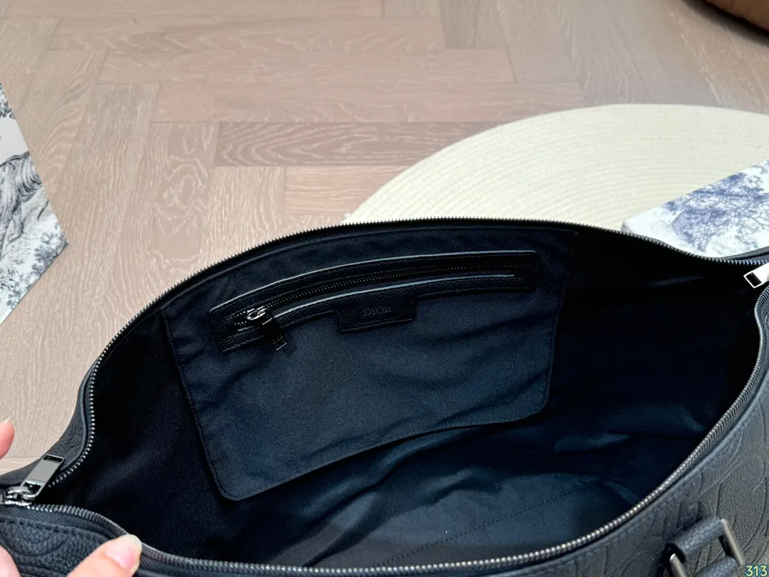 &yen;340 迪奥Dior男士公文包 格调满满，自带一股低调沉稳儒雅的气息！ 版型挺阔，很有型！越用越有沉淀的味道！ 更加低调、沉稳！！ 可单肩可斜挎，不分年龄不分身高！实用百搭！尺寸：40 30