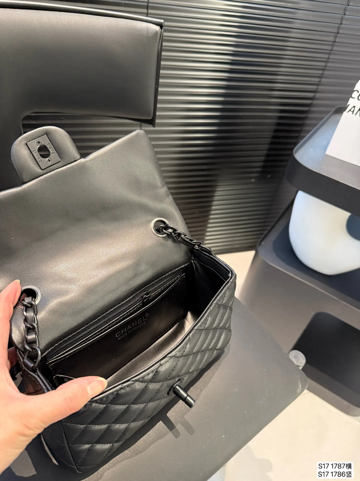 P135 香奈儿方胖子 女人总是被这种小细节拿捏一 可以斜挎单肩流浪背 精致可爱 又有点leboy的休闲随性 链条任意调 巨百搭 注定是一只越用越爱 的包包 尺寸:横版20 12 竖版18 12 货号 横1787 竖版1786