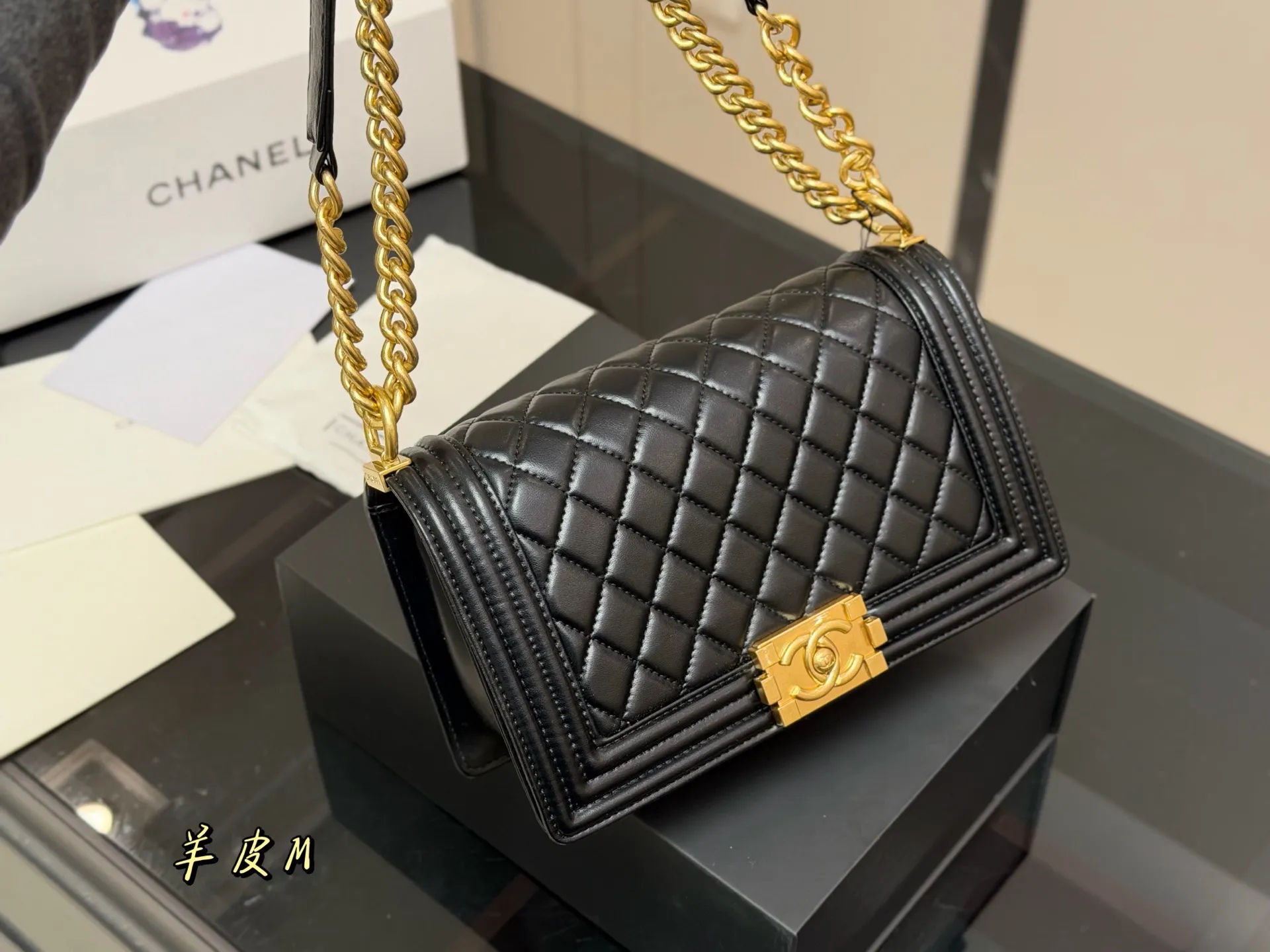 ¥180 ¥175 配折叠盒飞机盒 size:25cm 20cm 香奈儿 Leboy 辣妈包 ⚠️高版本 重新出货 很饱满的皮质哦! 羊皮纹 高品质!