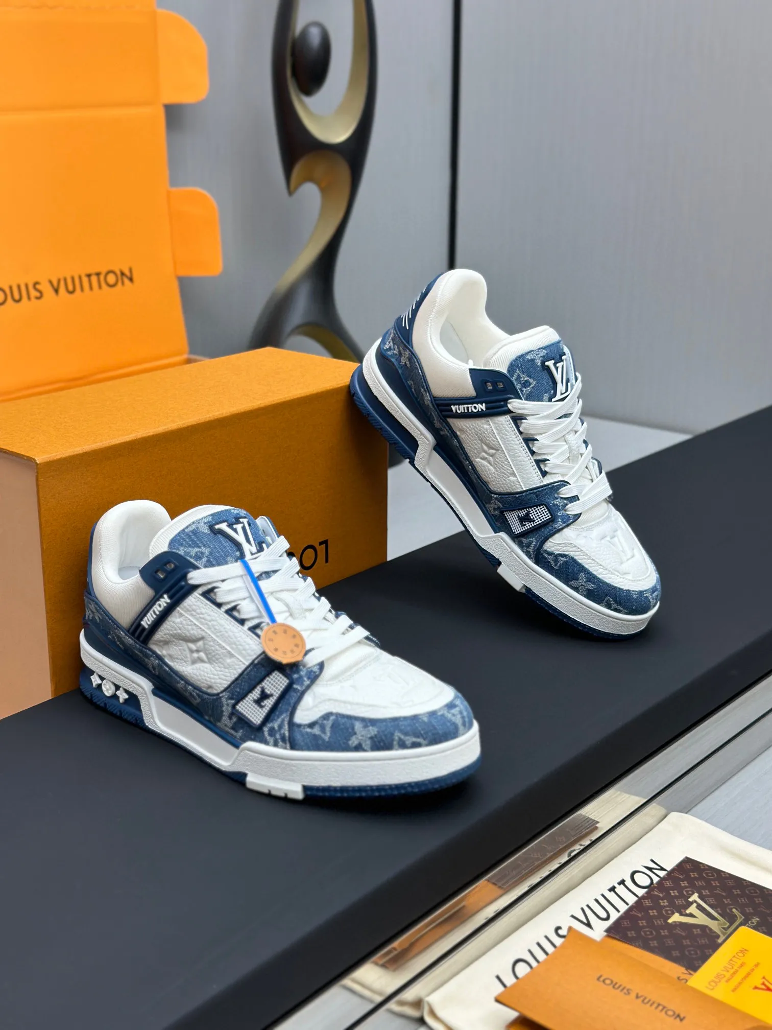 p280 💰路易威登全新配色LV Trainer 款号1A8FN8,新款发布会预定,荔枝纹皮拼蓝水洗牛仔布料,重新演绎经典 LV Trainer 。Monogram 牛仔布鞋面搭配小牛皮革饰边,展现高雅艺术和前卫潮流的相遇,在业界具有独树一帜的影响力。 🆚独家定制牛皮 🆚所有切边口都按照原版的步骤加工涂边 🆚独家私模Vuitton 标识,鞋带排 🆚定制丝滑网里 🆚TPU组合成底耐磨防滑防黄 ✅原版开模大底也深藏着Monogram 花卉 流程:全针车拉线。鞋头,后套,冷热加工定型。全套拉帮套楦。 35-40女 39-44(45.46)