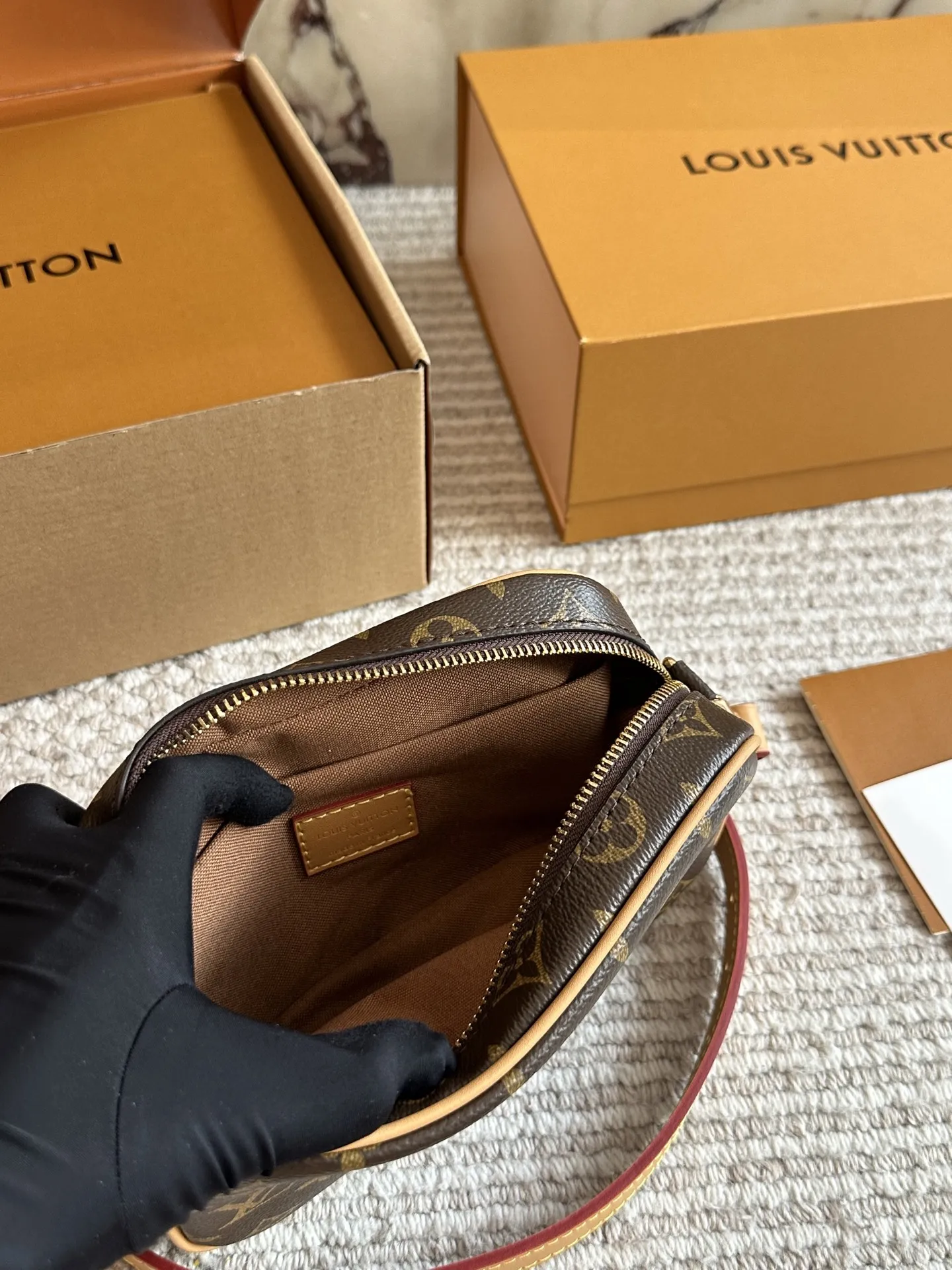 💰165 配盒🎁🎁🎁 size:20 14cm L家 相机包📷 百搭黑色入手了个男包 性价比真的很高 送男朋友的小姐姐们可以安排了 搜索🔍 lv