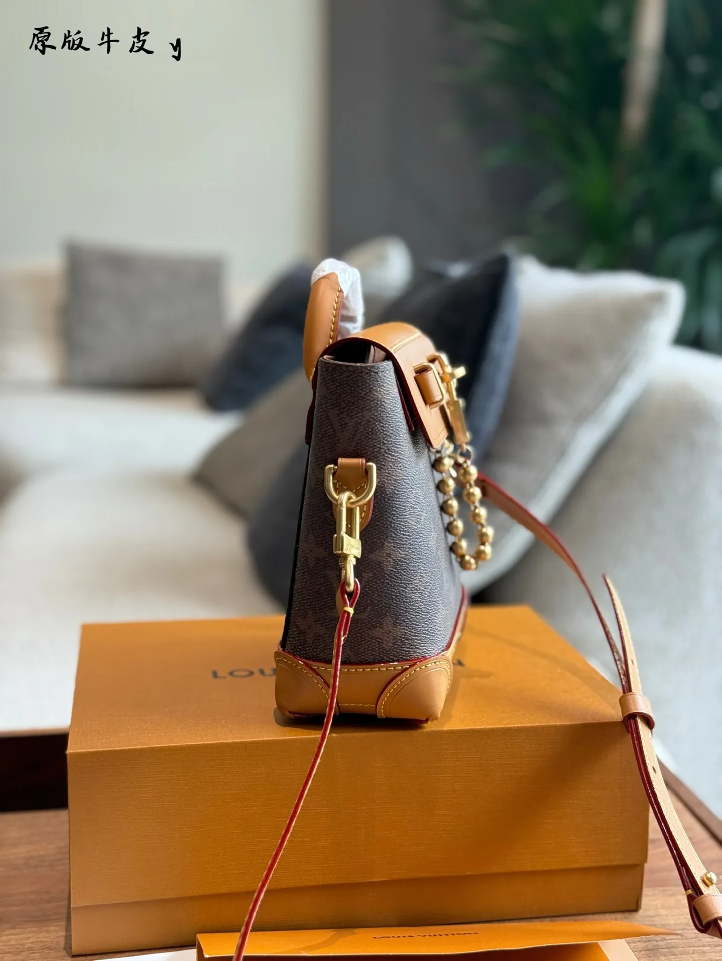 p215 Lv新款男包这两个色都好好看 Pharrell Williams采用LV Colorado粒面牛皮革打造 Steamer 15手袋,以紧凑构型实现便捷随行。正面锁扣镂 刻Louis YuittonMarque Deposee标识,与珠链设计相得益彰。系上可调节皮革肩带,肩背斜挎随心切换。本款 Steamer 15手袋令钱夹尺寸呈现Steamer手袋的潮流构型,再以顶部手柄、加固包角和底座延续传统元素,展现 Pharrell Williams的灵动巧思。非功能性挂锁抒写Louis . VuittonMarque Deposee标识,取代系列一贯的链条与饰针开合。 尺寸: 16.5x20x 8.5厘米(长度x高x宽)